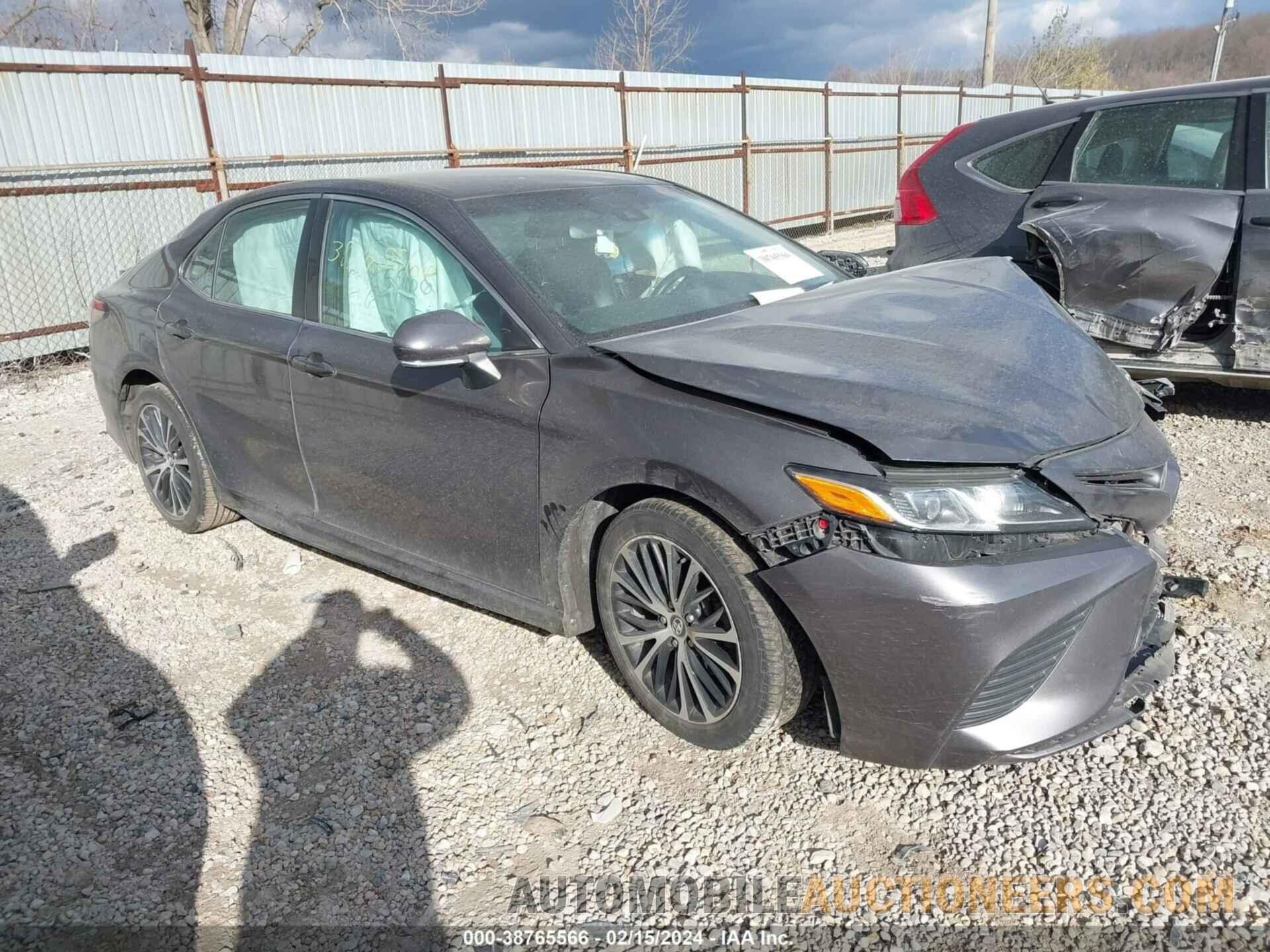 4T1B11HK8JU524813 TOYOTA CAMRY 2018