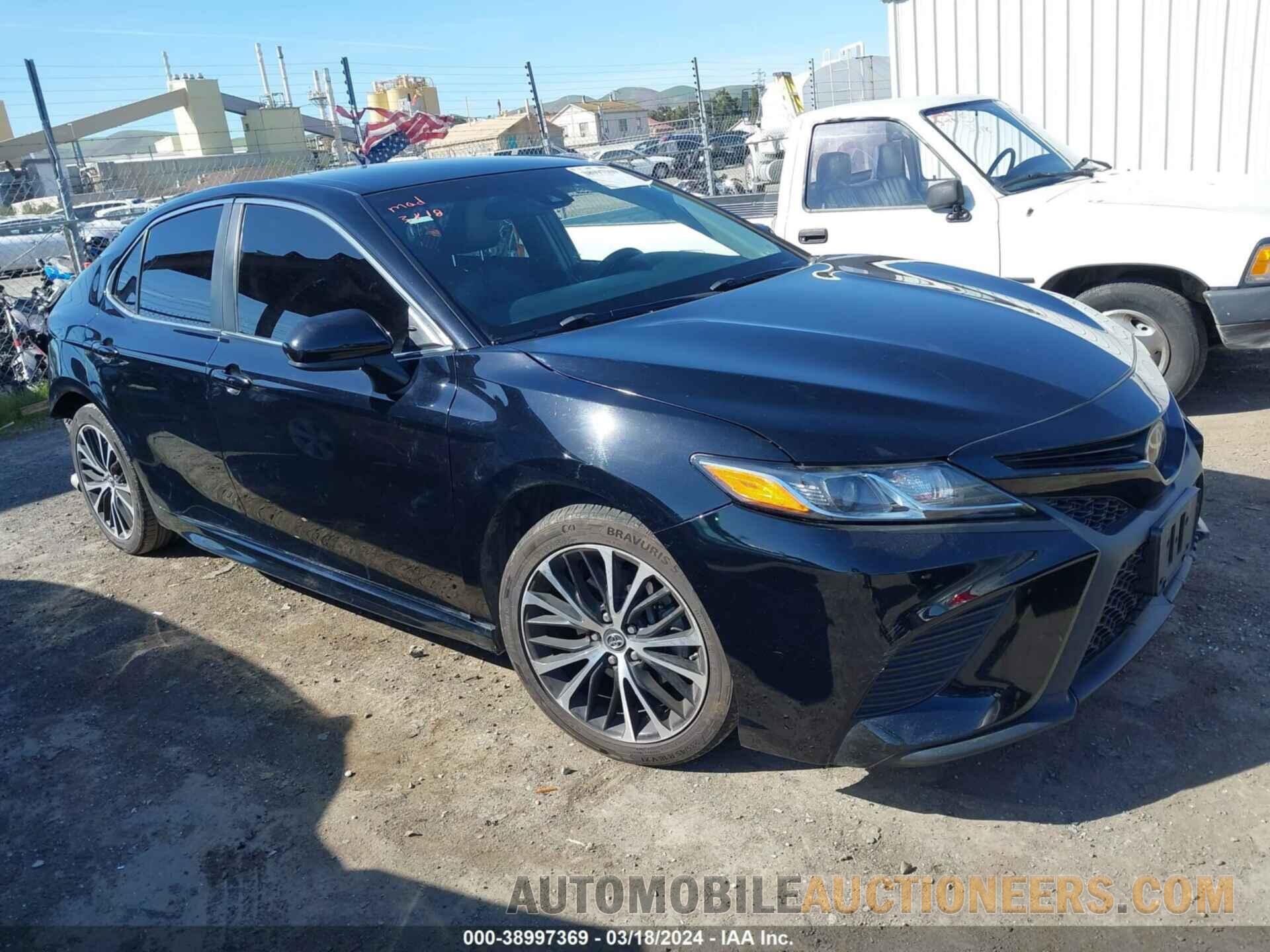 4T1B11HK8JU529283 TOYOTA CAMRY 2018