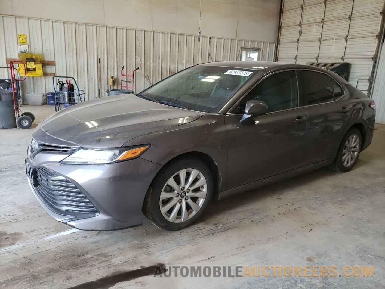 4T1B11HK8JU549565 TOYOTA CAMRY 2018