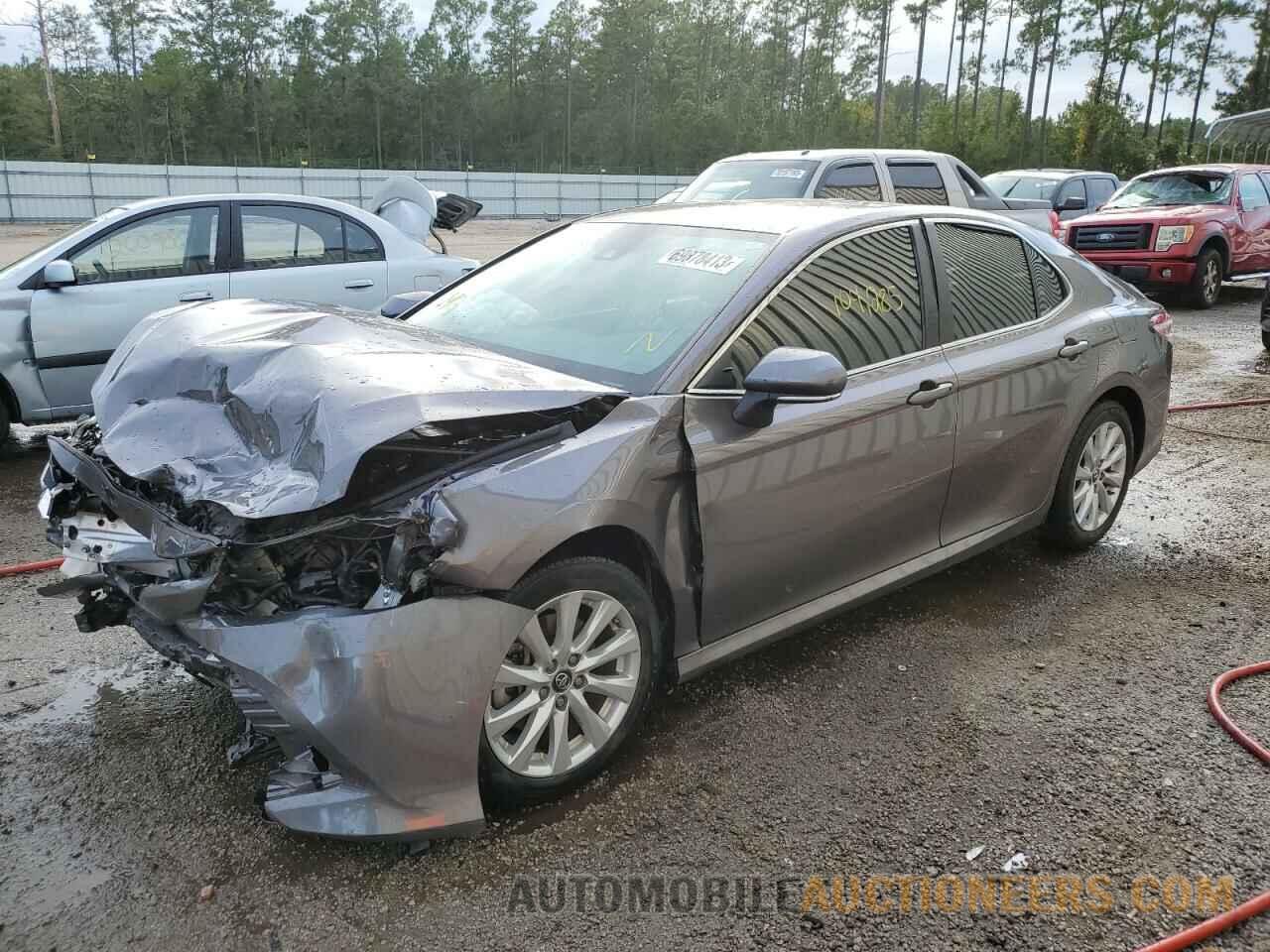 4T1B11HK8JU550585 TOYOTA CAMRY 2018