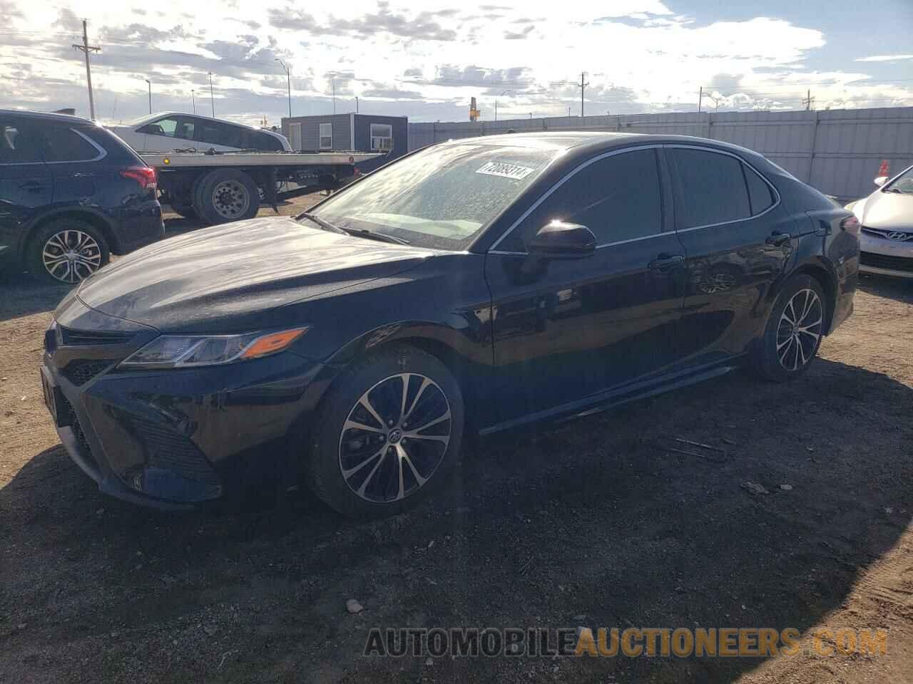 4T1B11HK8JU553017 TOYOTA CAMRY 2018