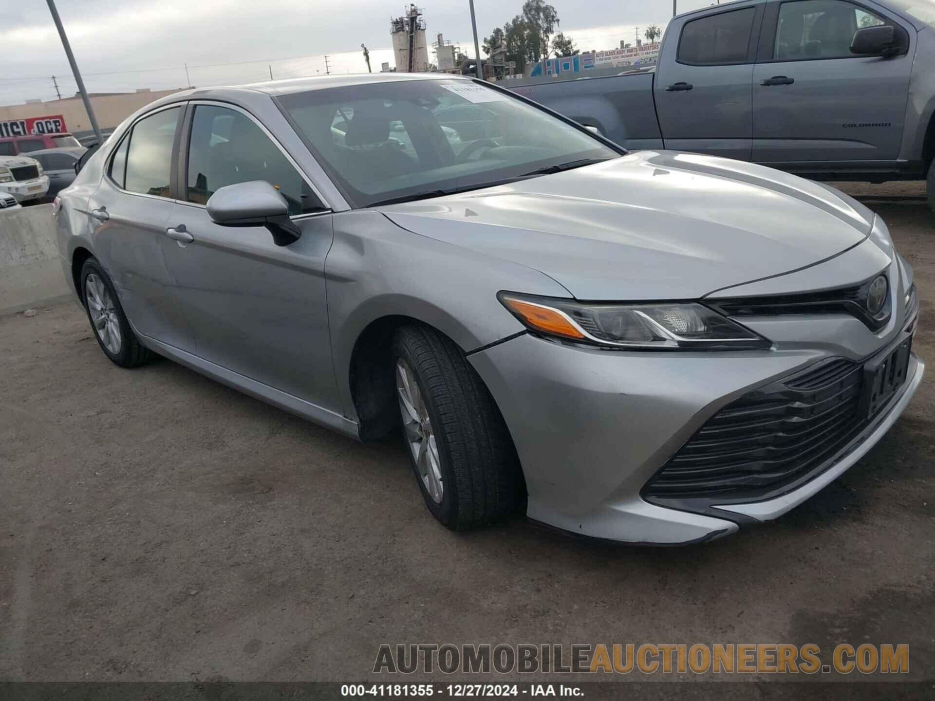 4T1B11HK8JU557570 TOYOTA CAMRY 2018