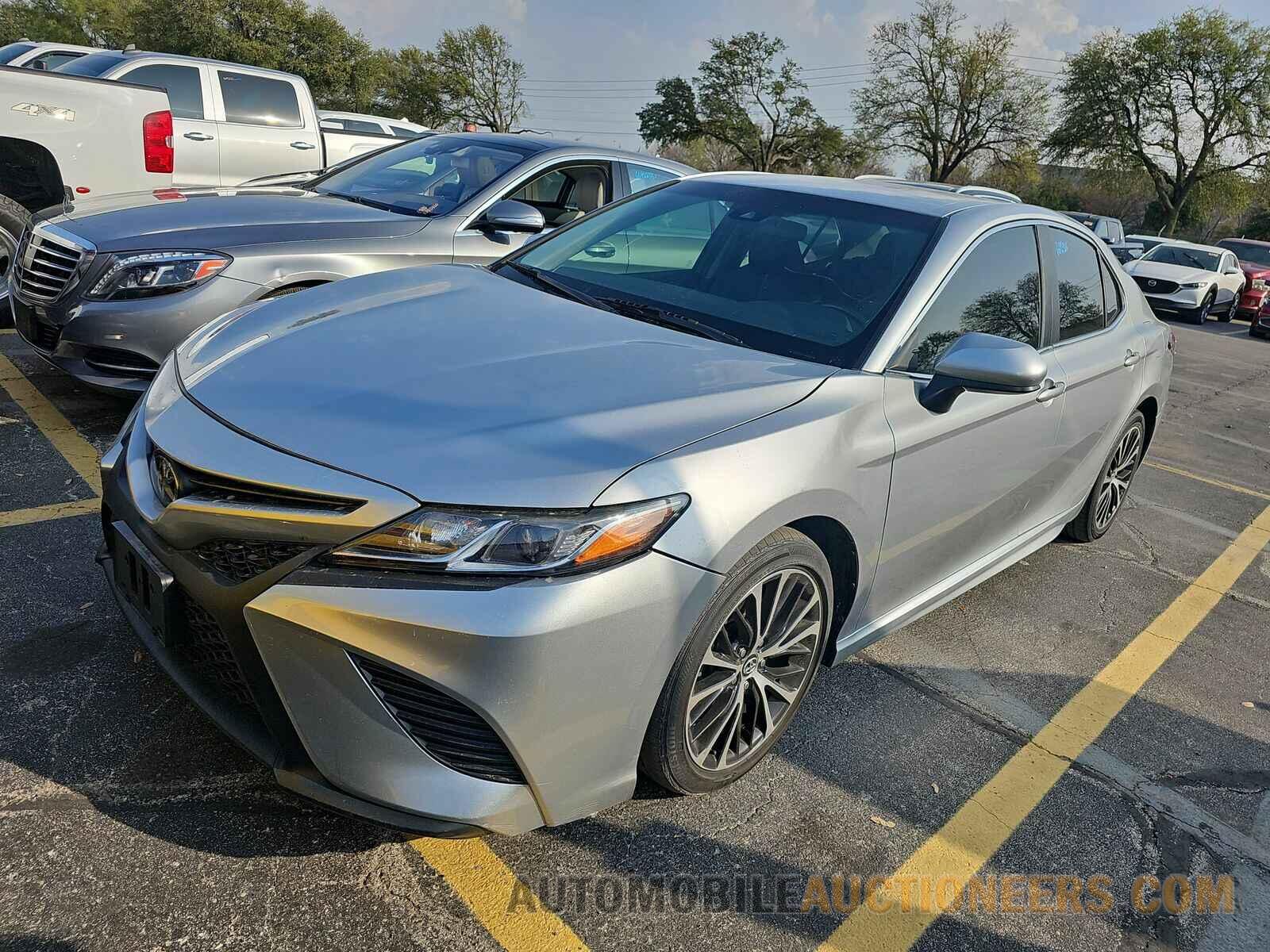 4T1B11HK8JU558816 Toyota Camry 2018