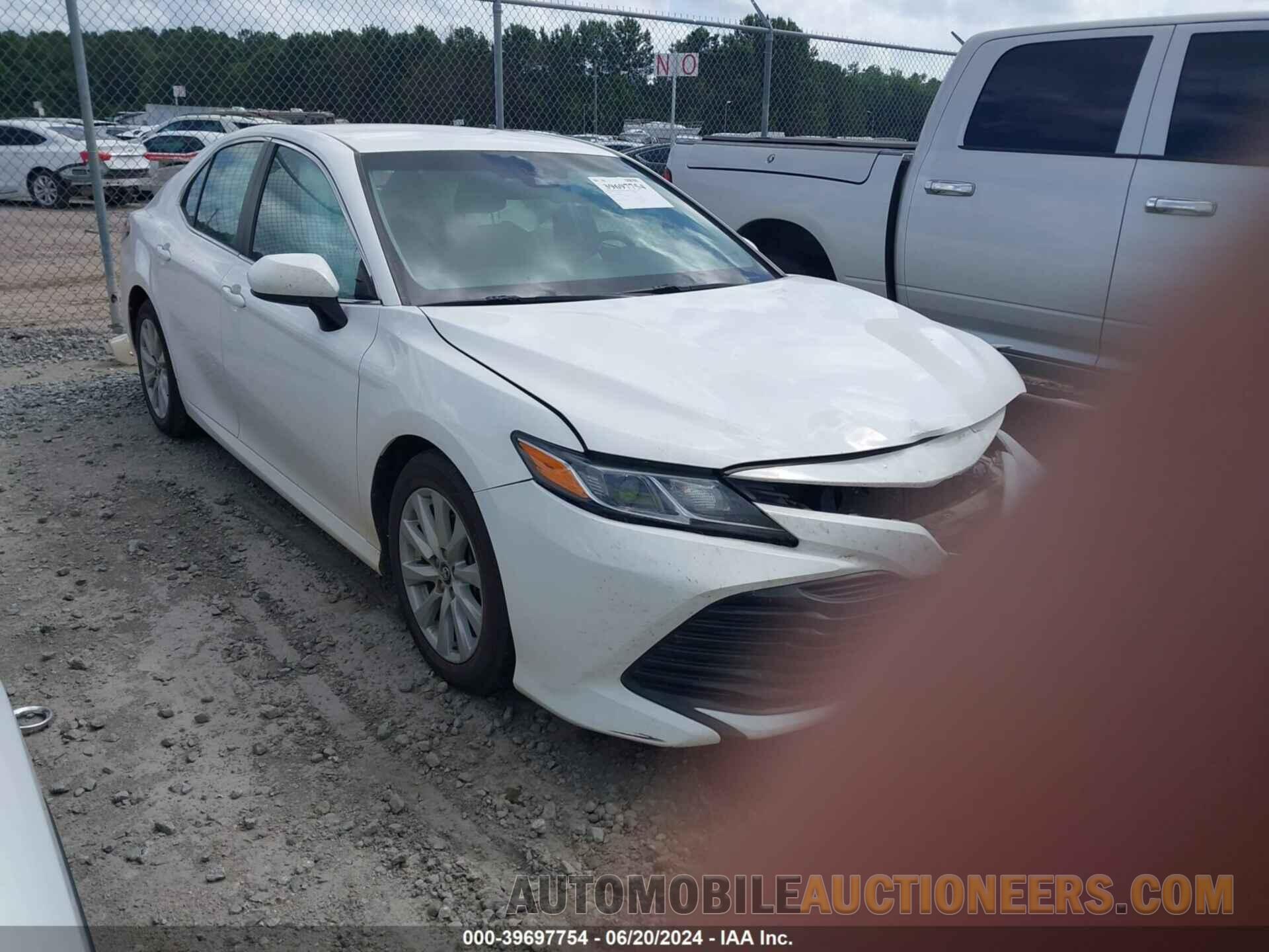 4T1B11HK8JU564826 TOYOTA CAMRY 2018