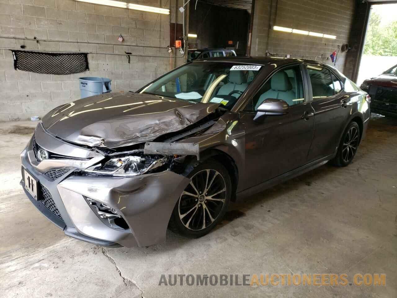 4T1B11HK8JU565345 TOYOTA CAMRY 2018