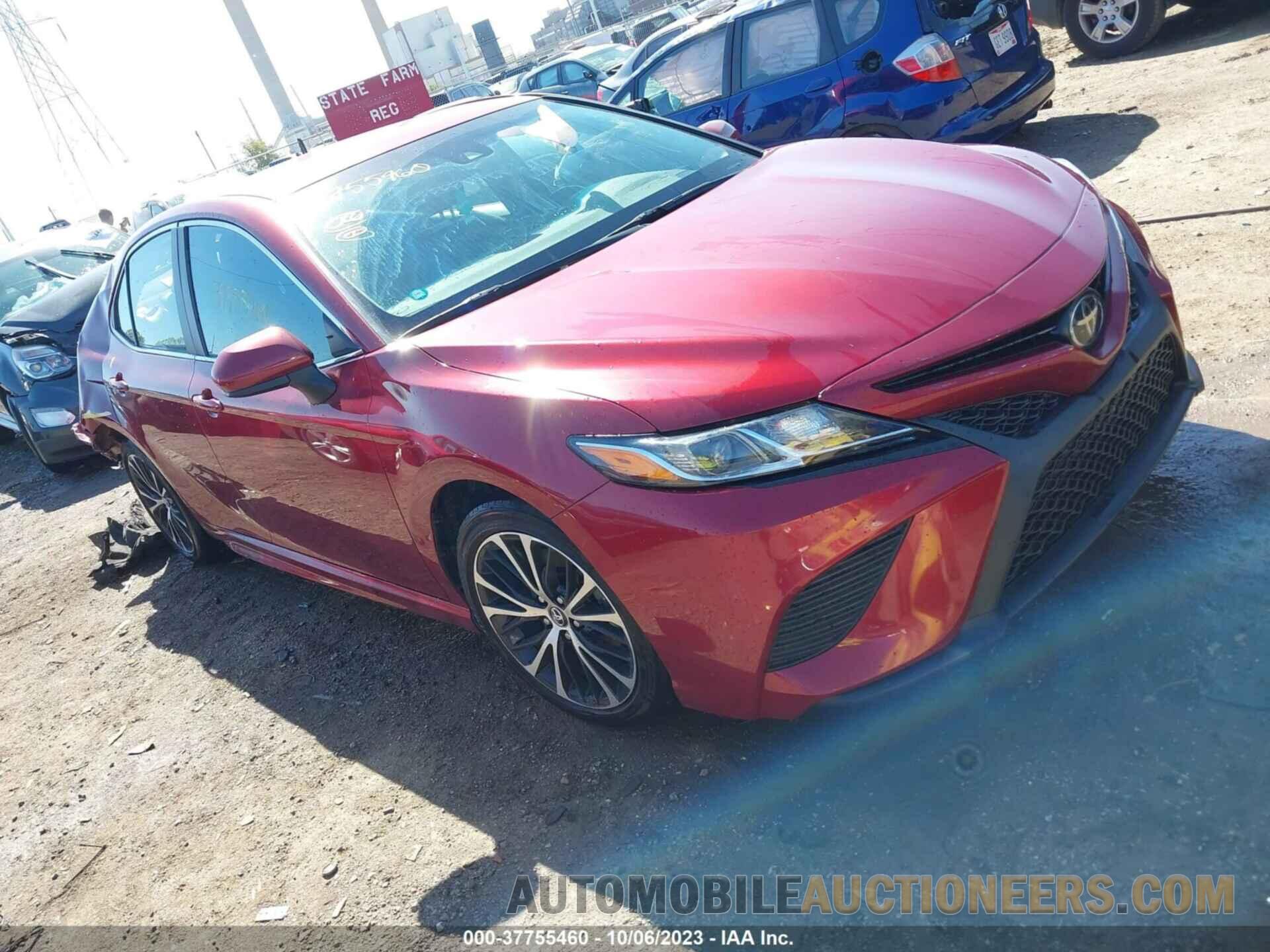 4T1B11HK8JU565555 TOYOTA CAMRY 2018