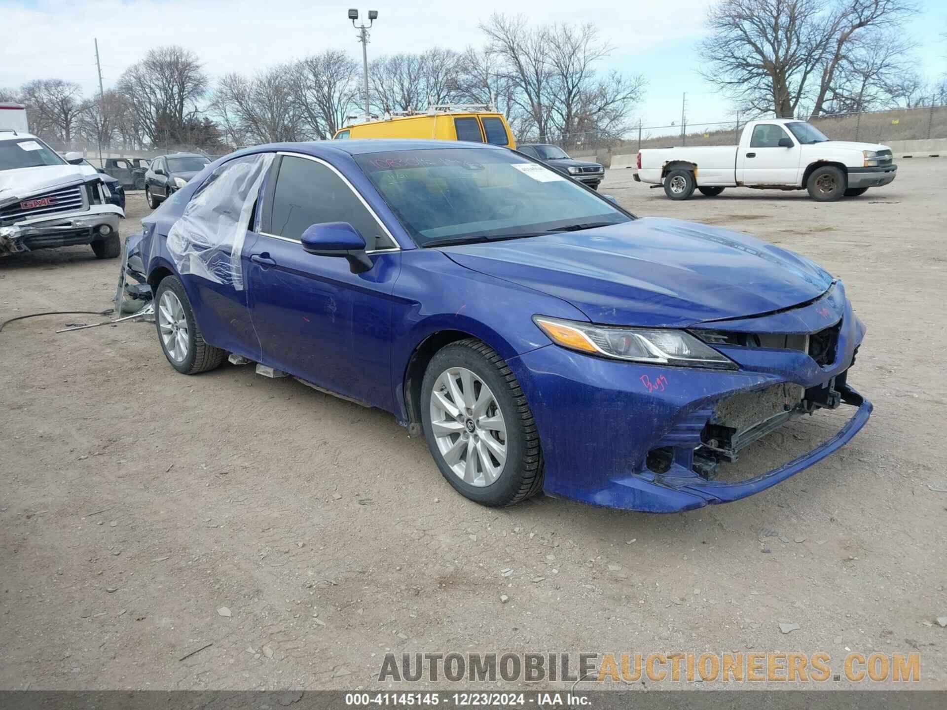 4T1B11HK8JU565863 TOYOTA CAMRY 2018