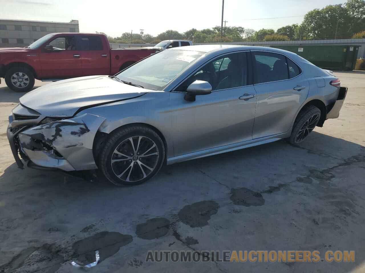 4T1B11HK8JU580377 TOYOTA CAMRY 2018