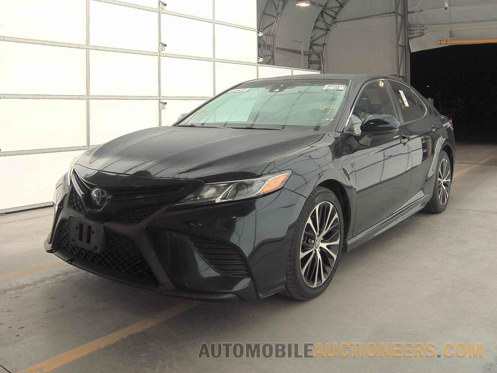 4T1B11HK8JU581612 Toyota Camry 2018