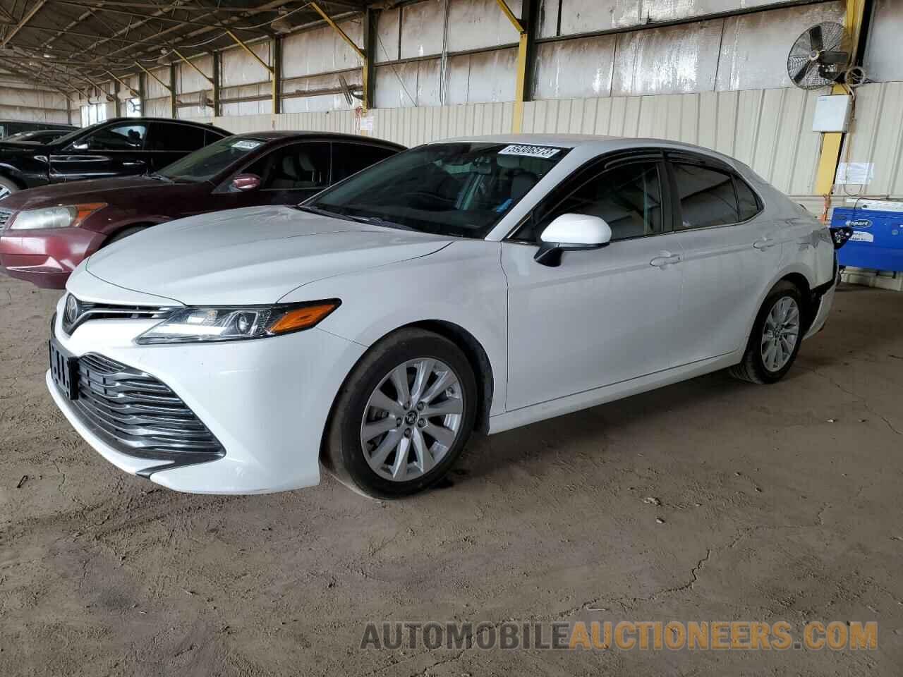 4T1B11HK8JU583957 TOYOTA CAMRY 2018