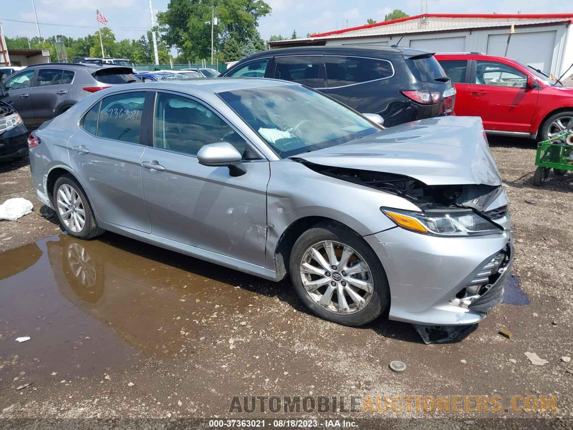 4T1B11HK8JU586437 TOYOTA CAMRY 2018