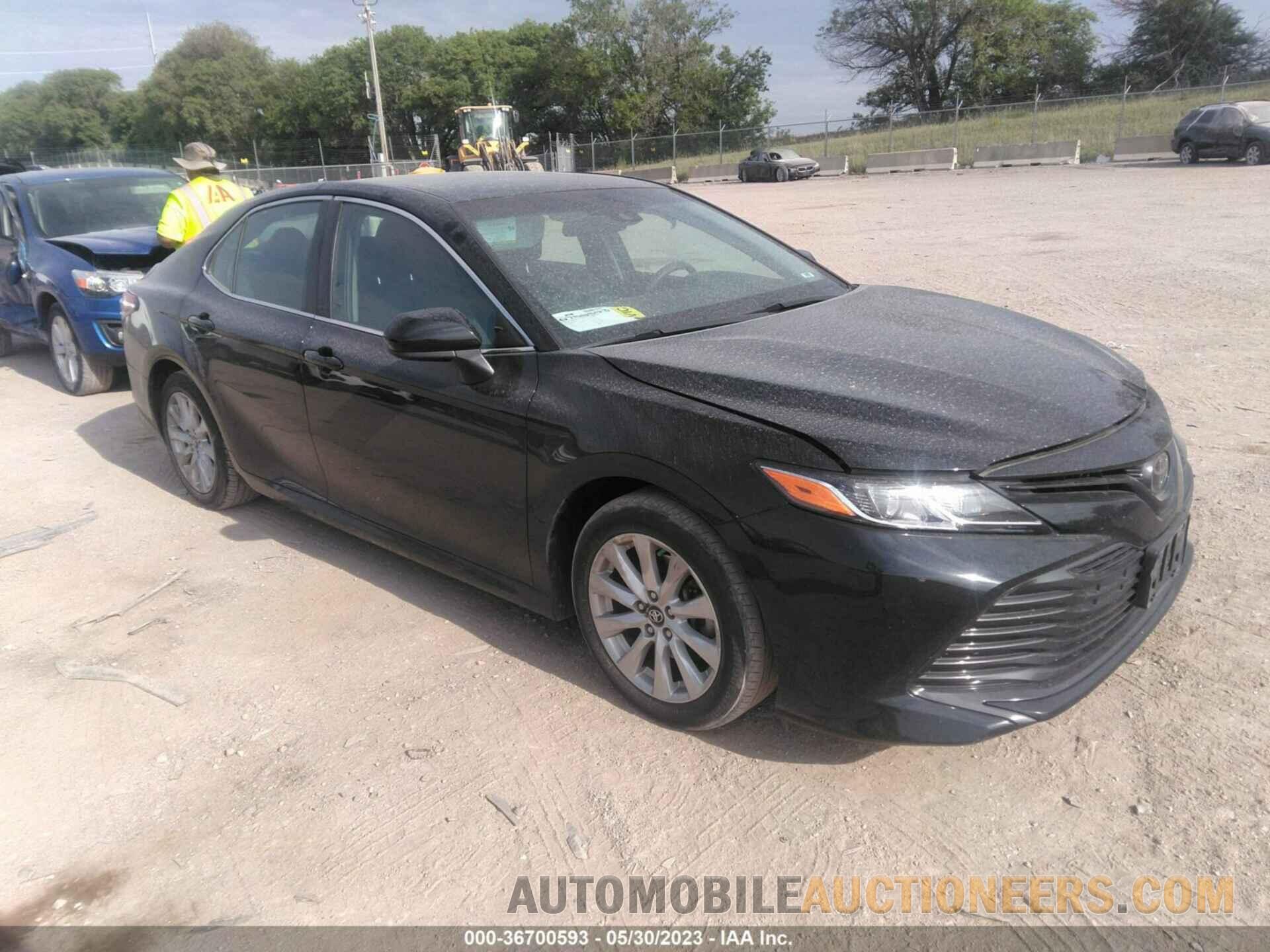 4T1B11HK8JU588284 TOYOTA CAMRY 2018