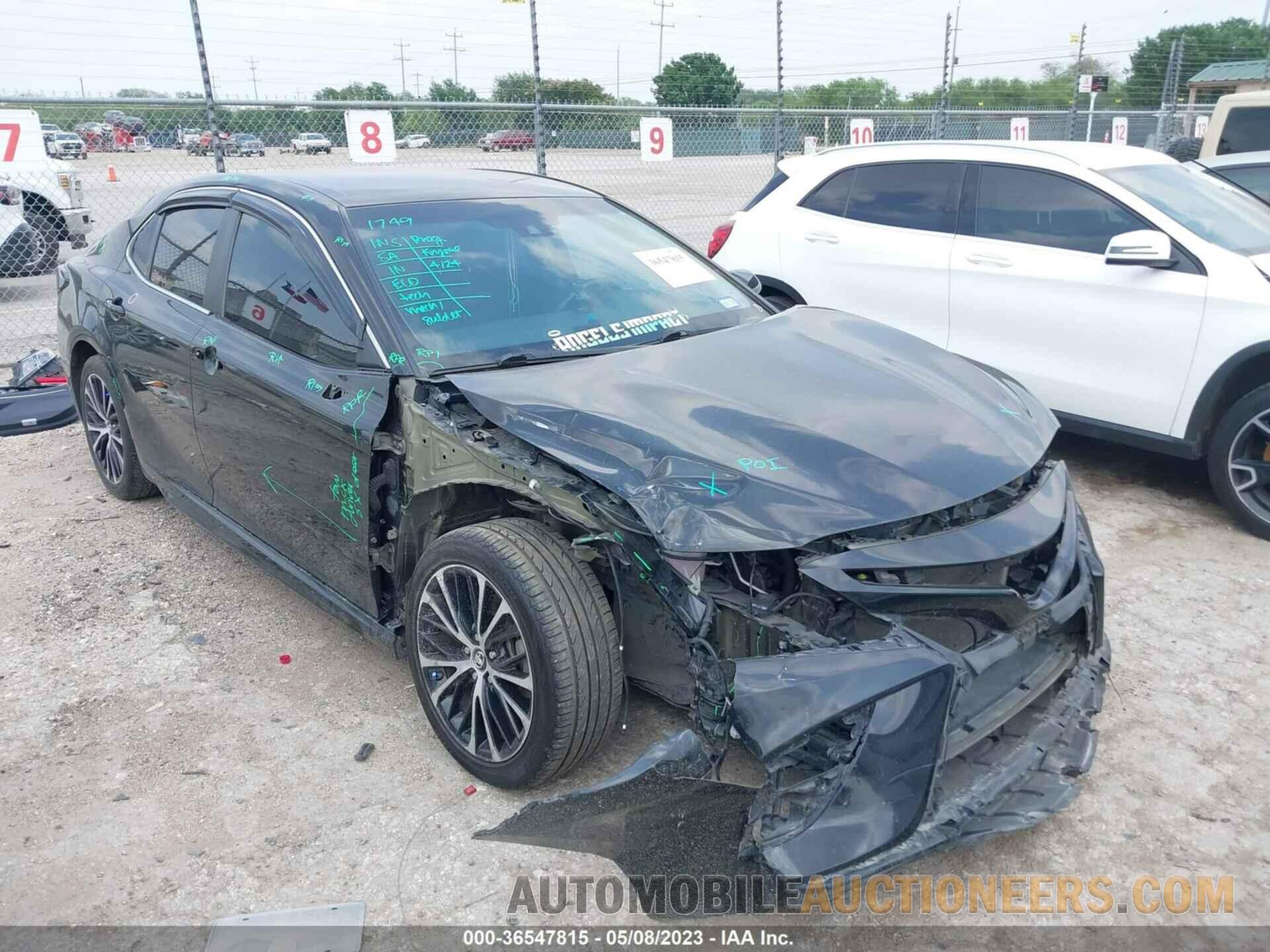 4T1B11HK8JU588320 TOYOTA CAMRY 2018