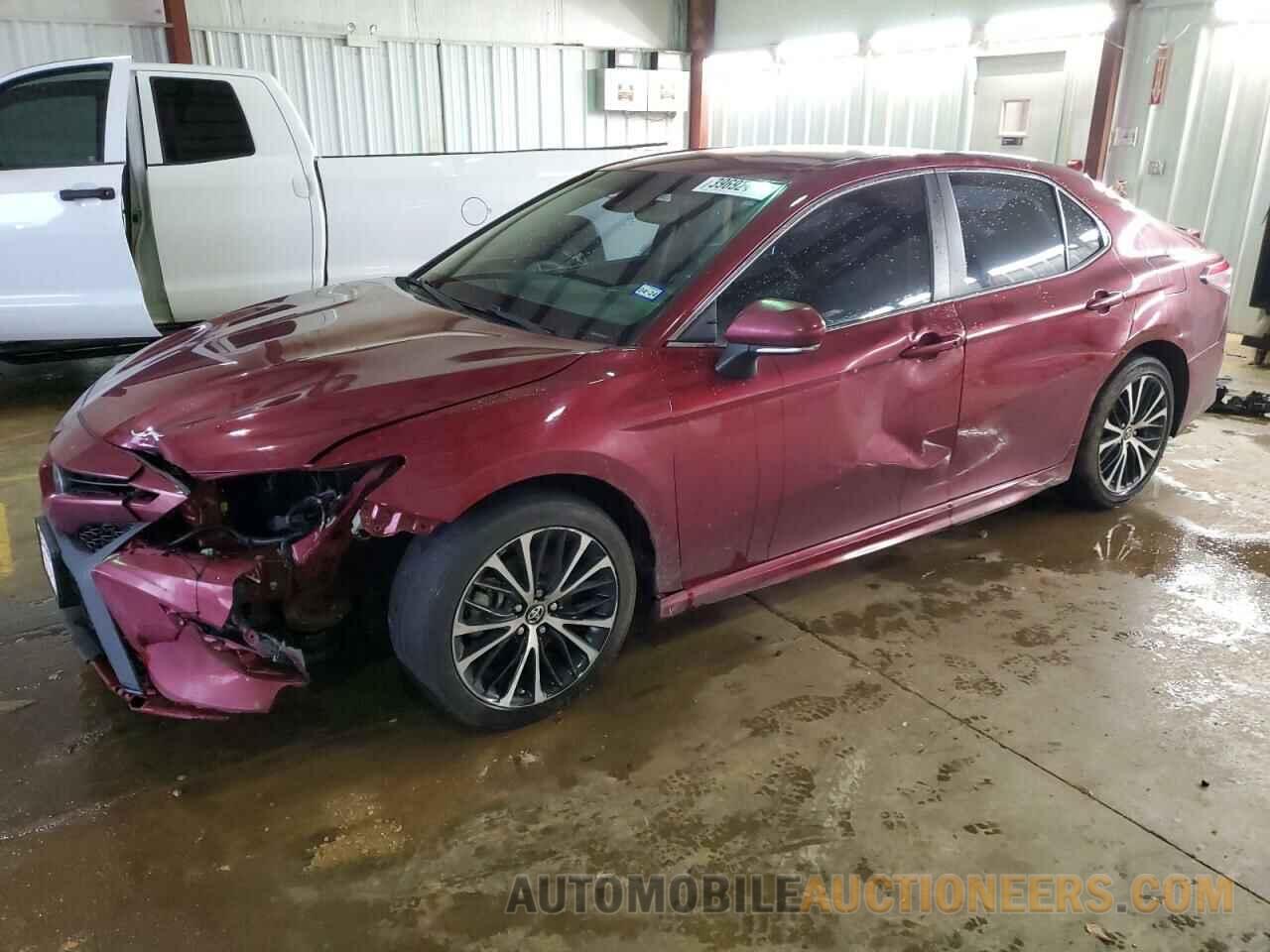 4T1B11HK8JU588513 TOYOTA CAMRY 2018