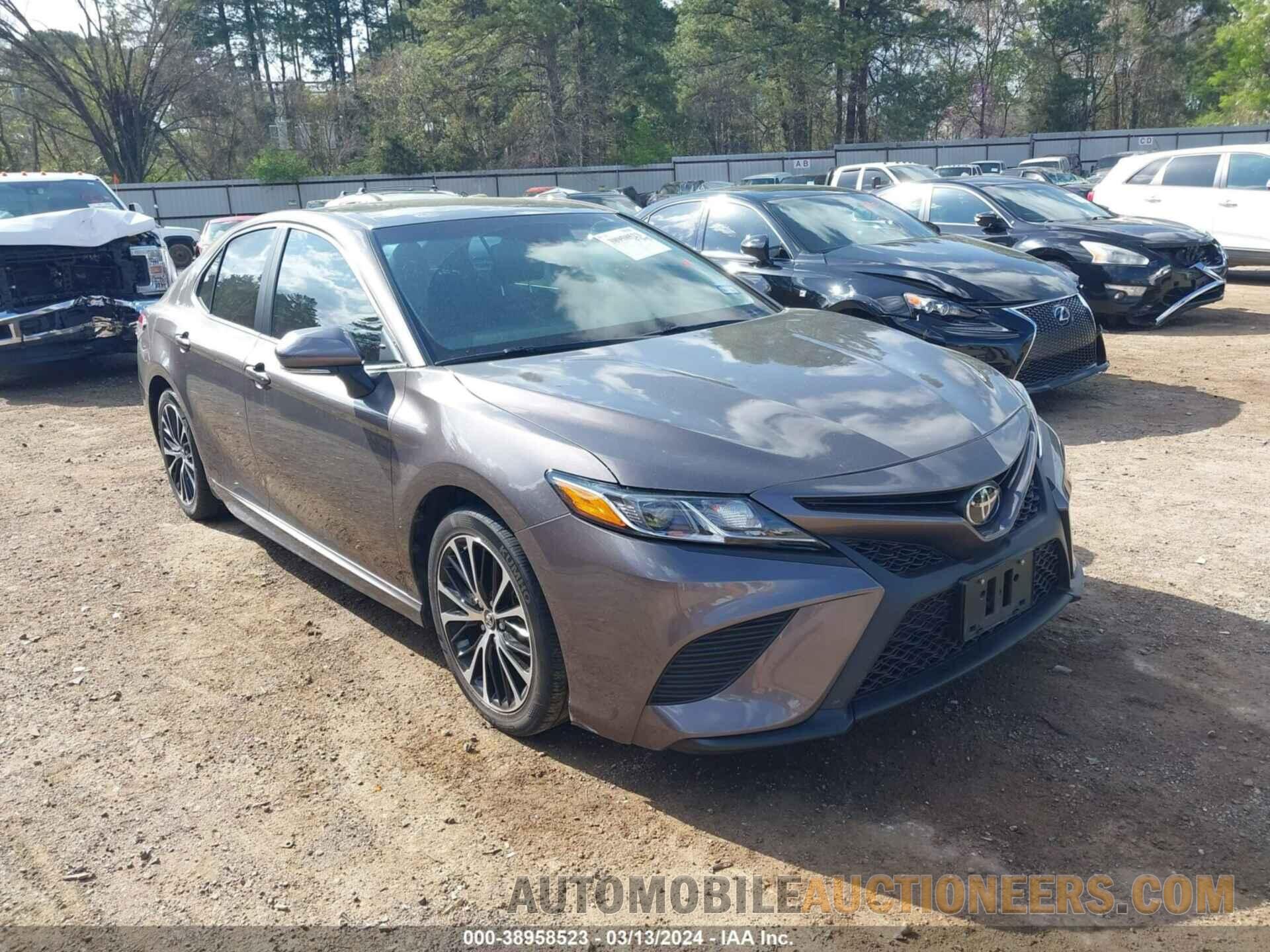 4T1B11HK8JU603513 TOYOTA CAMRY 2018