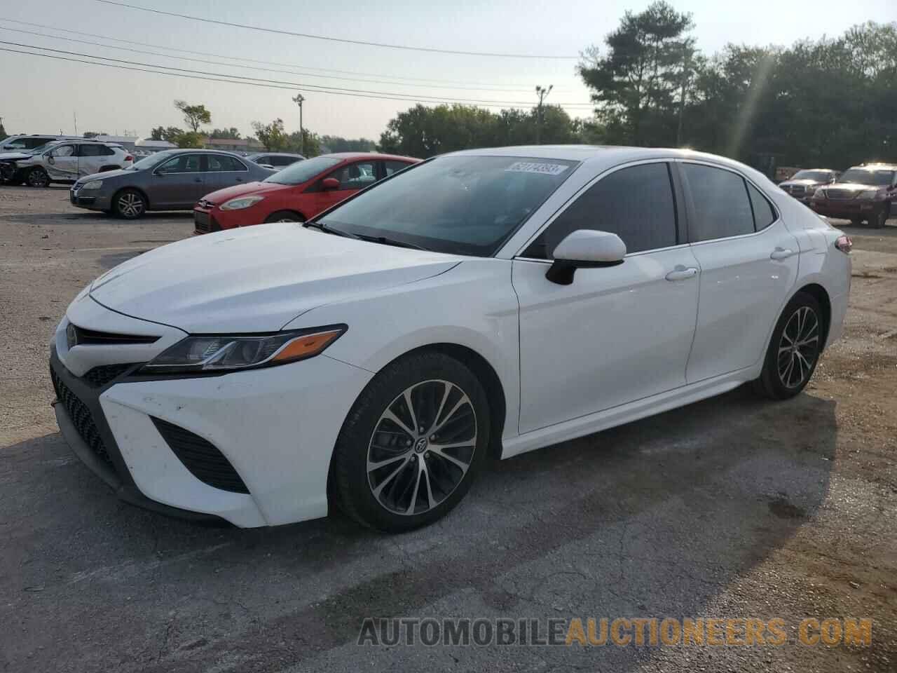 4T1B11HK8JU618013 TOYOTA CAMRY 2018