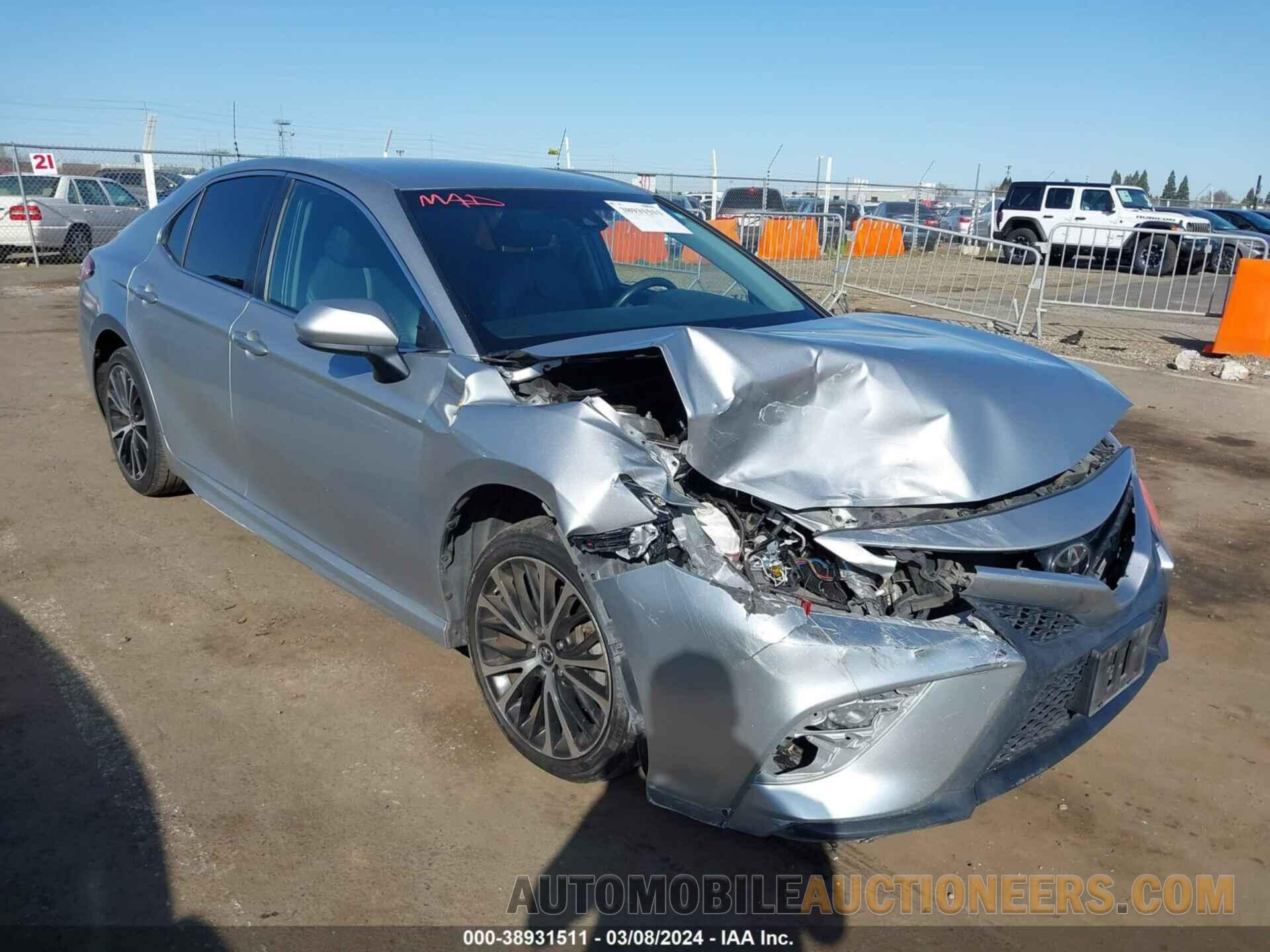 4T1B11HK8JU621137 TOYOTA CAMRY 2018