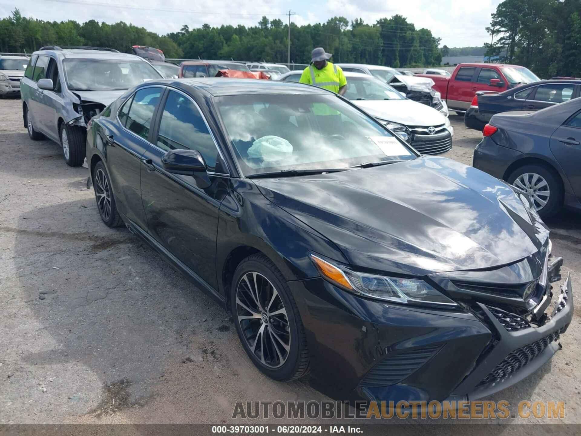 4T1B11HK8JU628220 TOYOTA CAMRY 2018