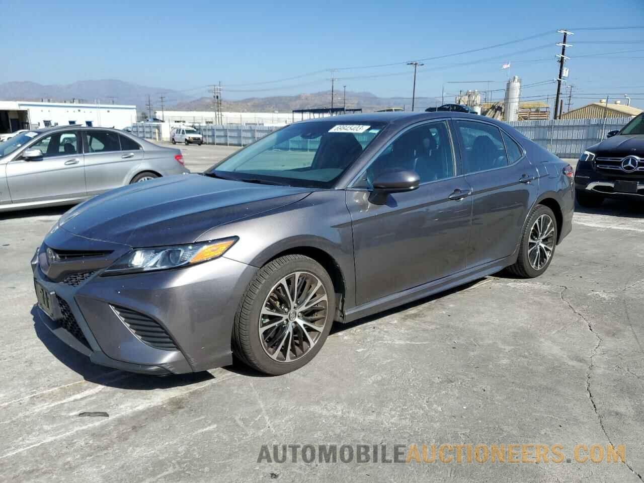 4T1B11HK8JU645826 TOYOTA CAMRY 2018