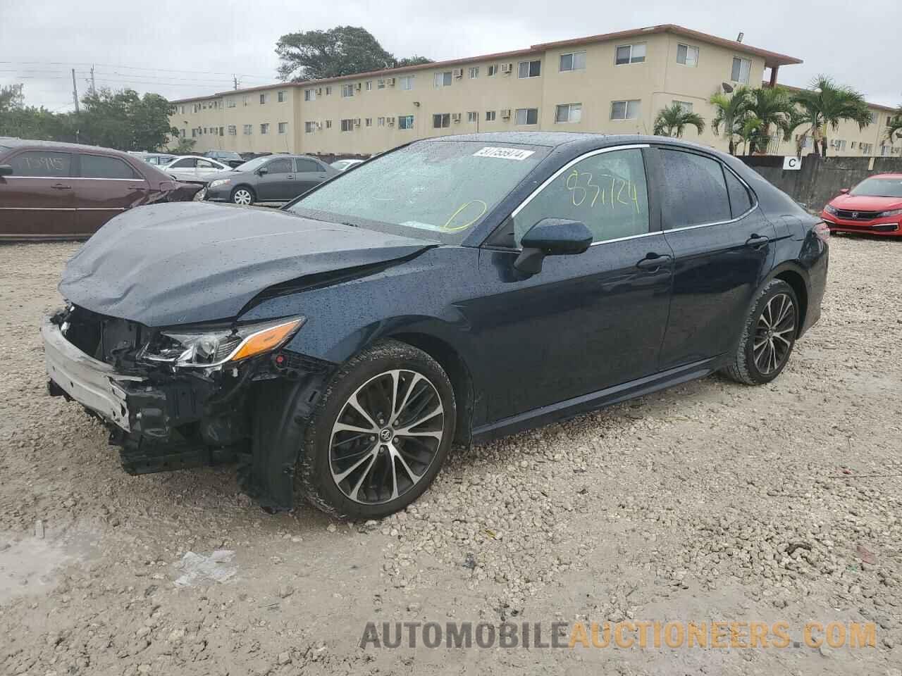 4T1B11HK8JU658608 TOYOTA CAMRY 2018