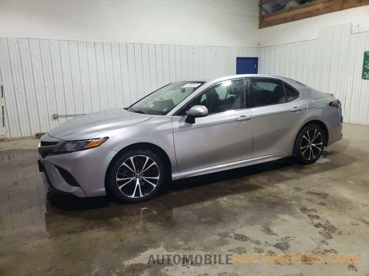 4T1B11HK8JU666661 TOYOTA CAMRY 2018