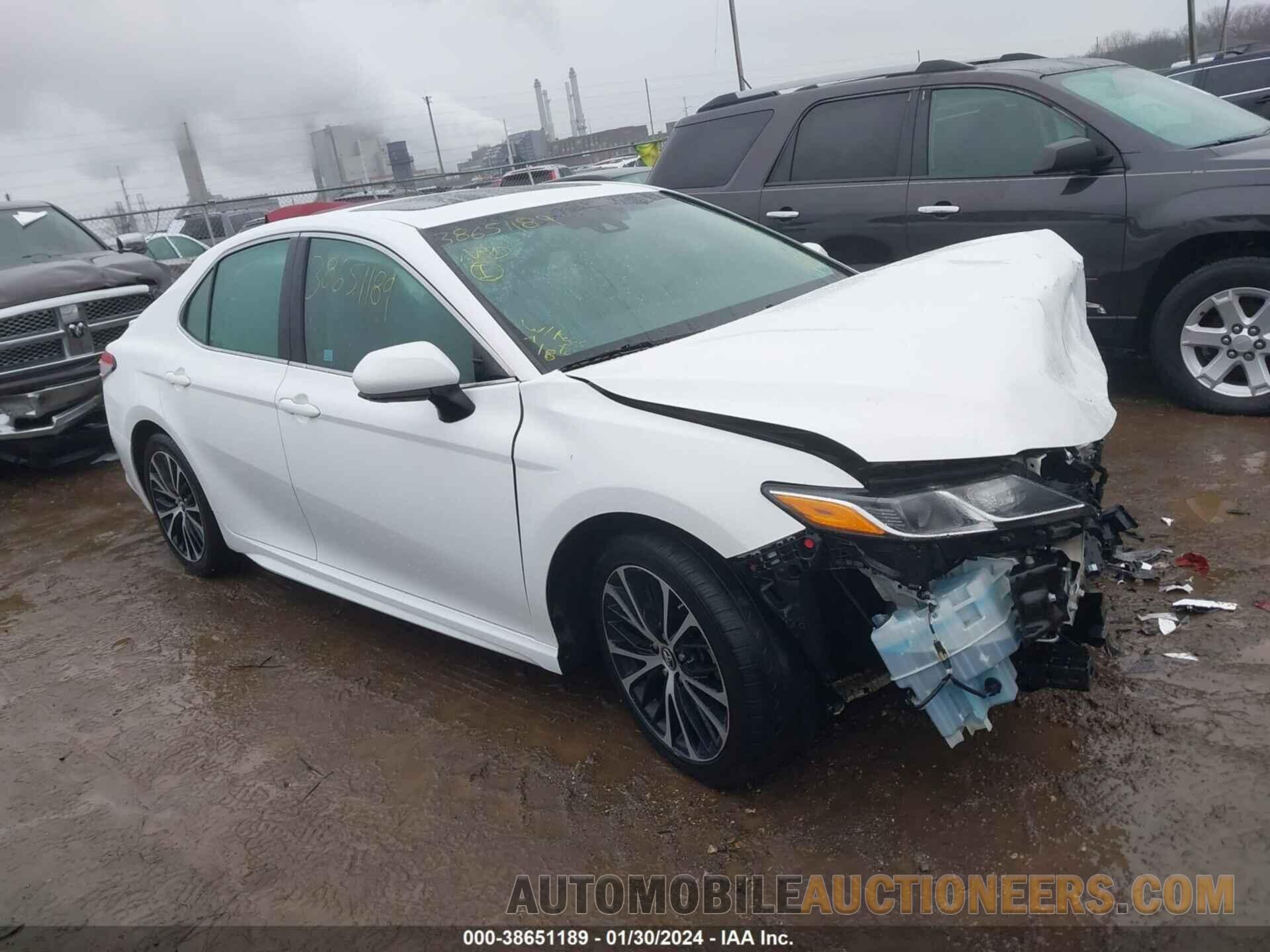 4T1B11HK8JU673304 TOYOTA CAMRY 2018