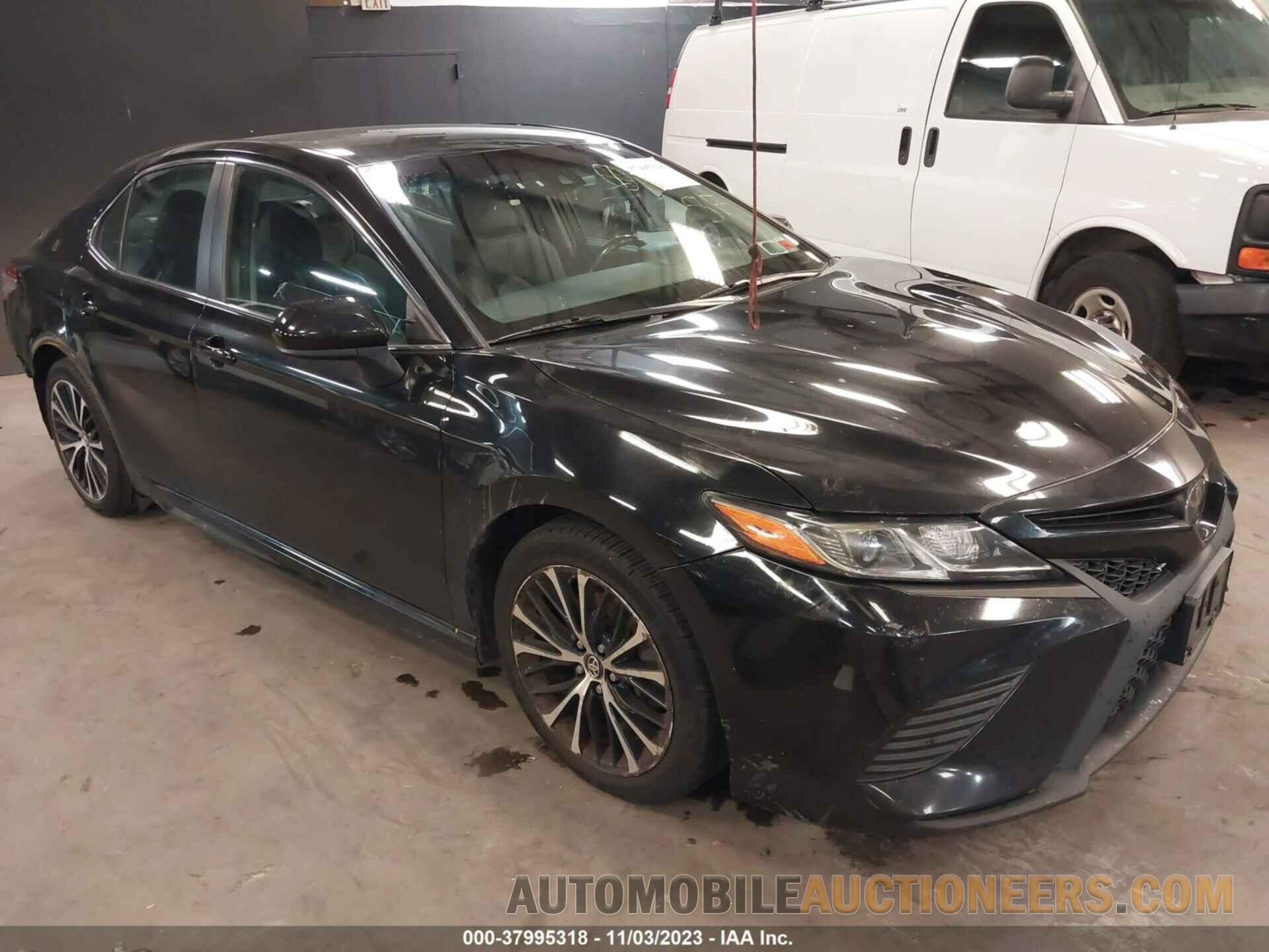 4T1B11HK9JU077067 TOYOTA CAMRY 2018