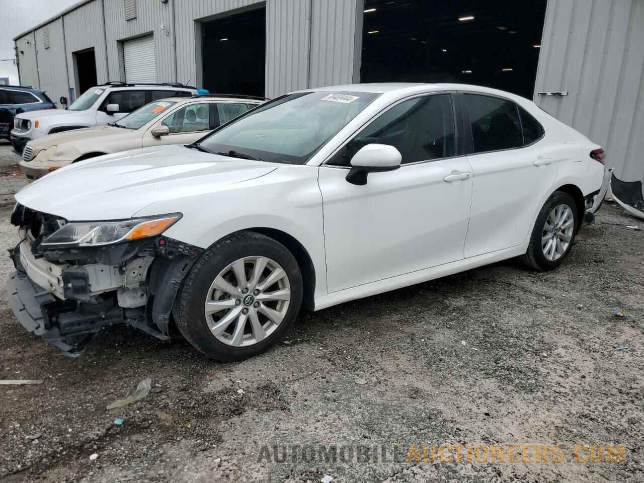 4T1B11HK9JU081815 TOYOTA CAMRY 2018