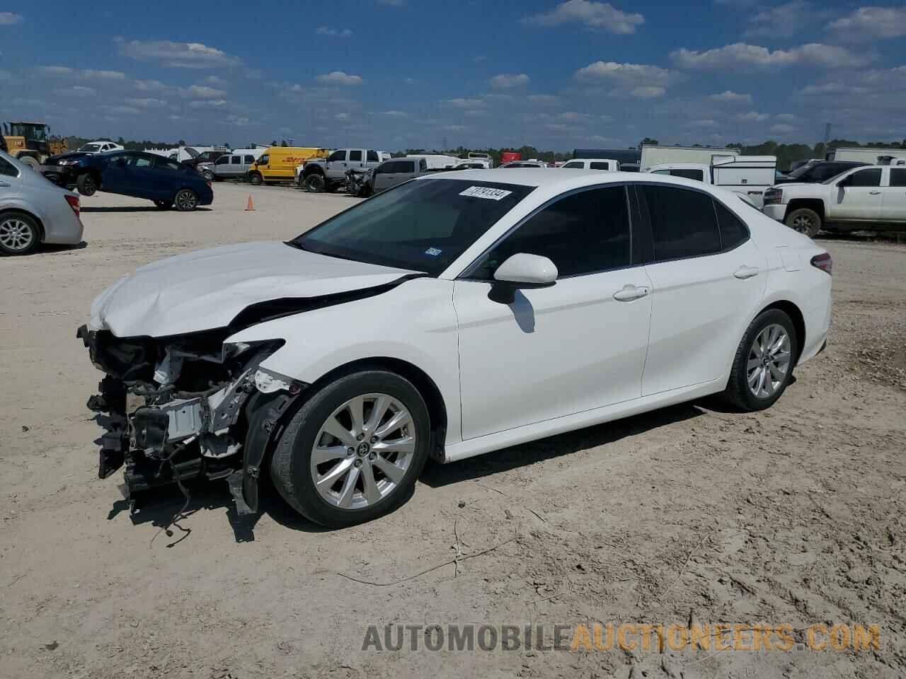 4T1B11HK9JU519572 TOYOTA CAMRY 2018