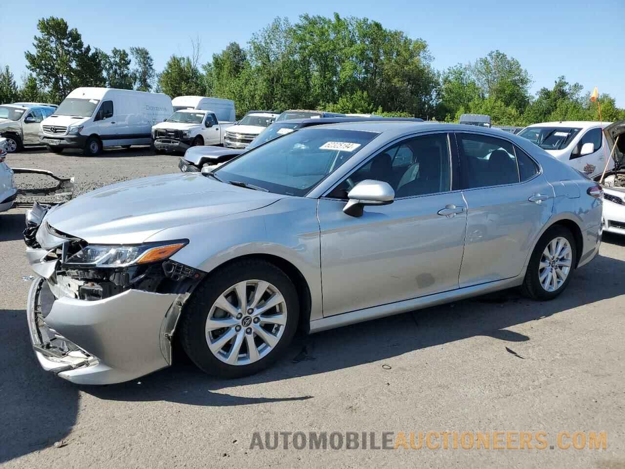 4T1B11HK9JU520611 TOYOTA CAMRY 2018