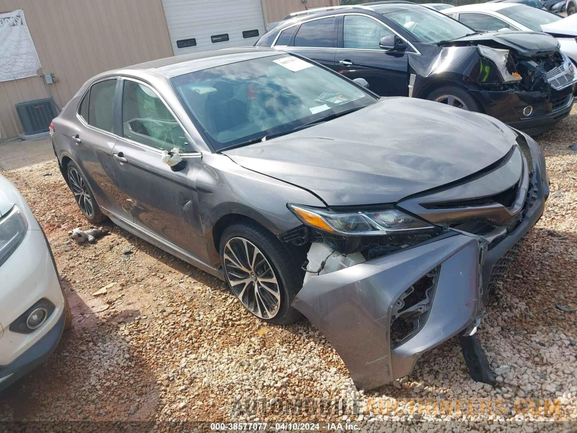 4T1B11HK9JU569565 TOYOTA CAMRY 2018