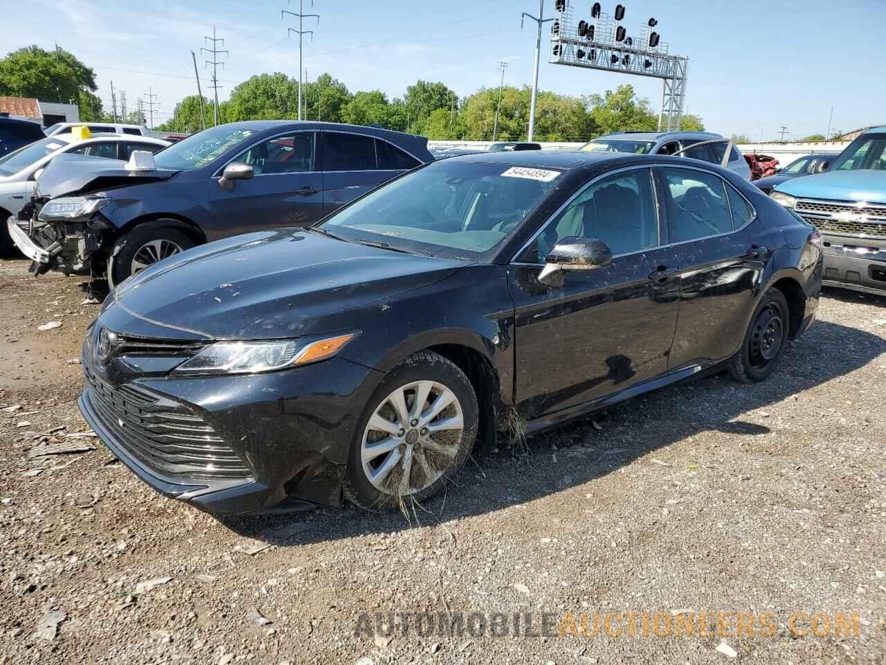 4T1B11HK9JU572823 TOYOTA CAMRY 2018