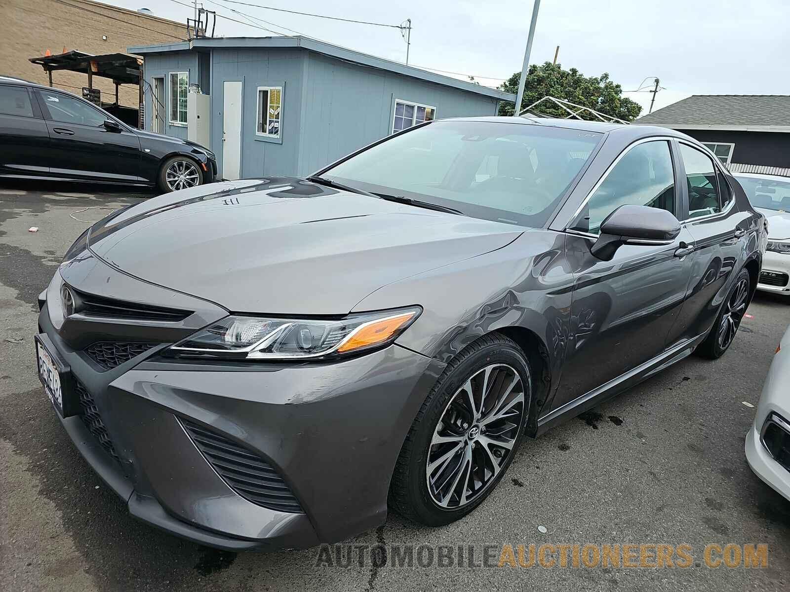 4T1B11HK9JU586611 Toyota Camry 2018