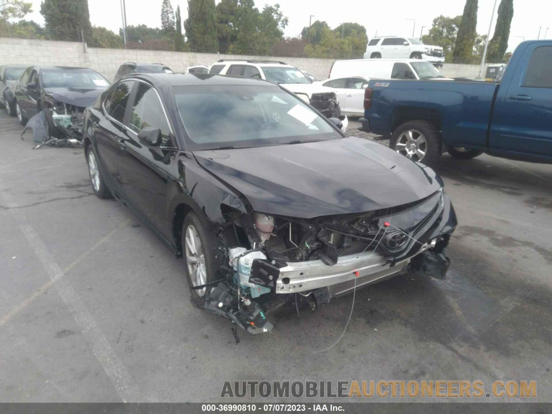 4T1B11HK9JU599083 TOYOTA CAMRY 2018