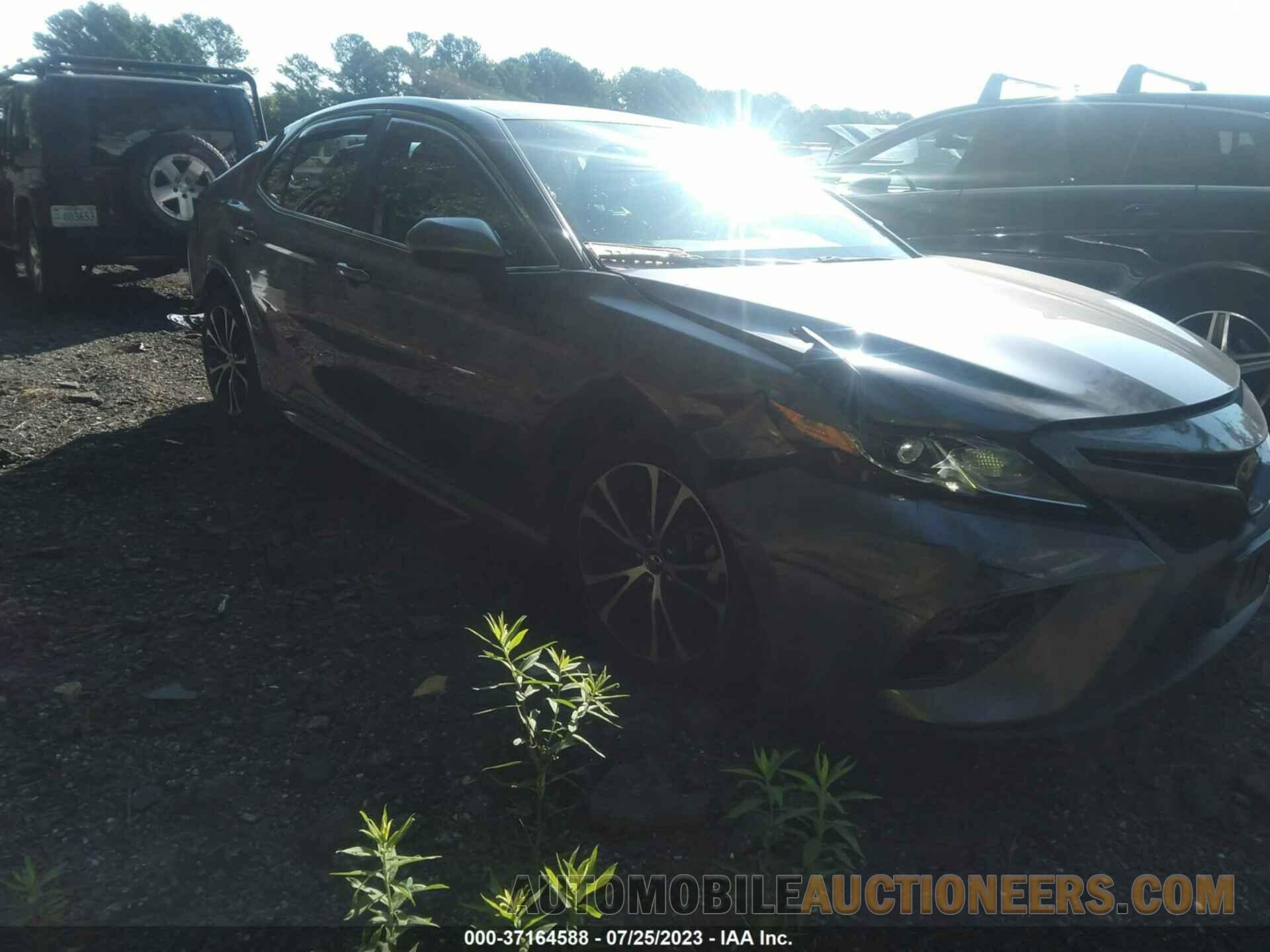 4T1B11HKXJU043333 TOYOTA CAMRY 2018