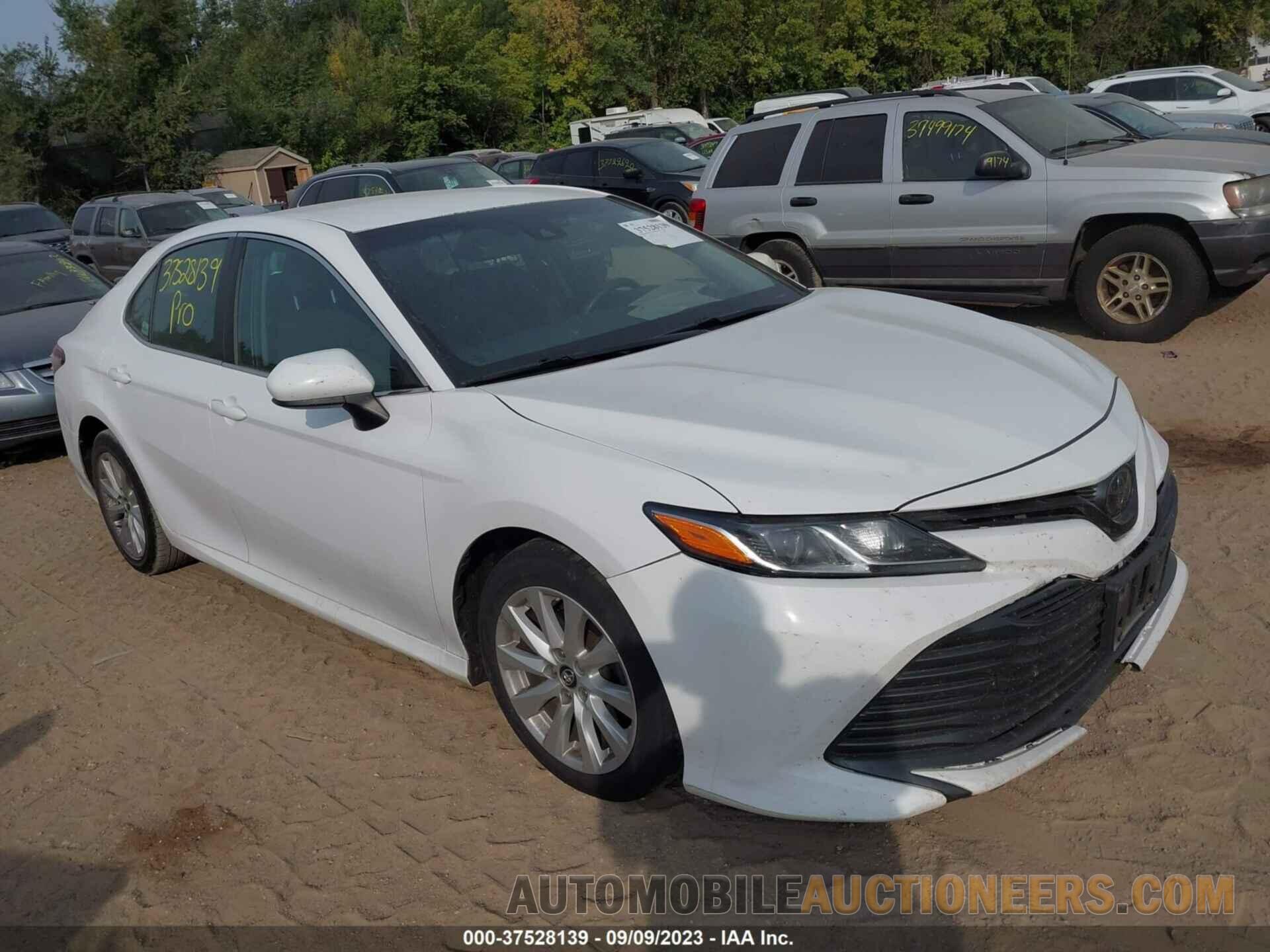 4T1B11HKXJU581627 TOYOTA CAMRY 2018