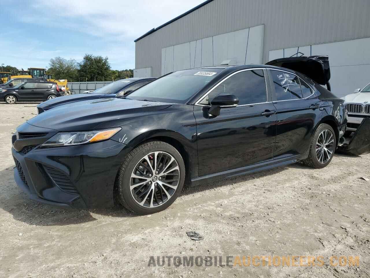 4T1B11HKXJU583233 TOYOTA CAMRY 2018