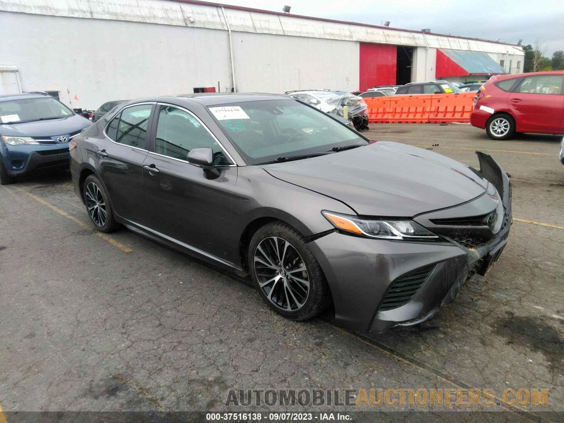 4T1B11HKXJU586424 TOYOTA CAMRY 2018