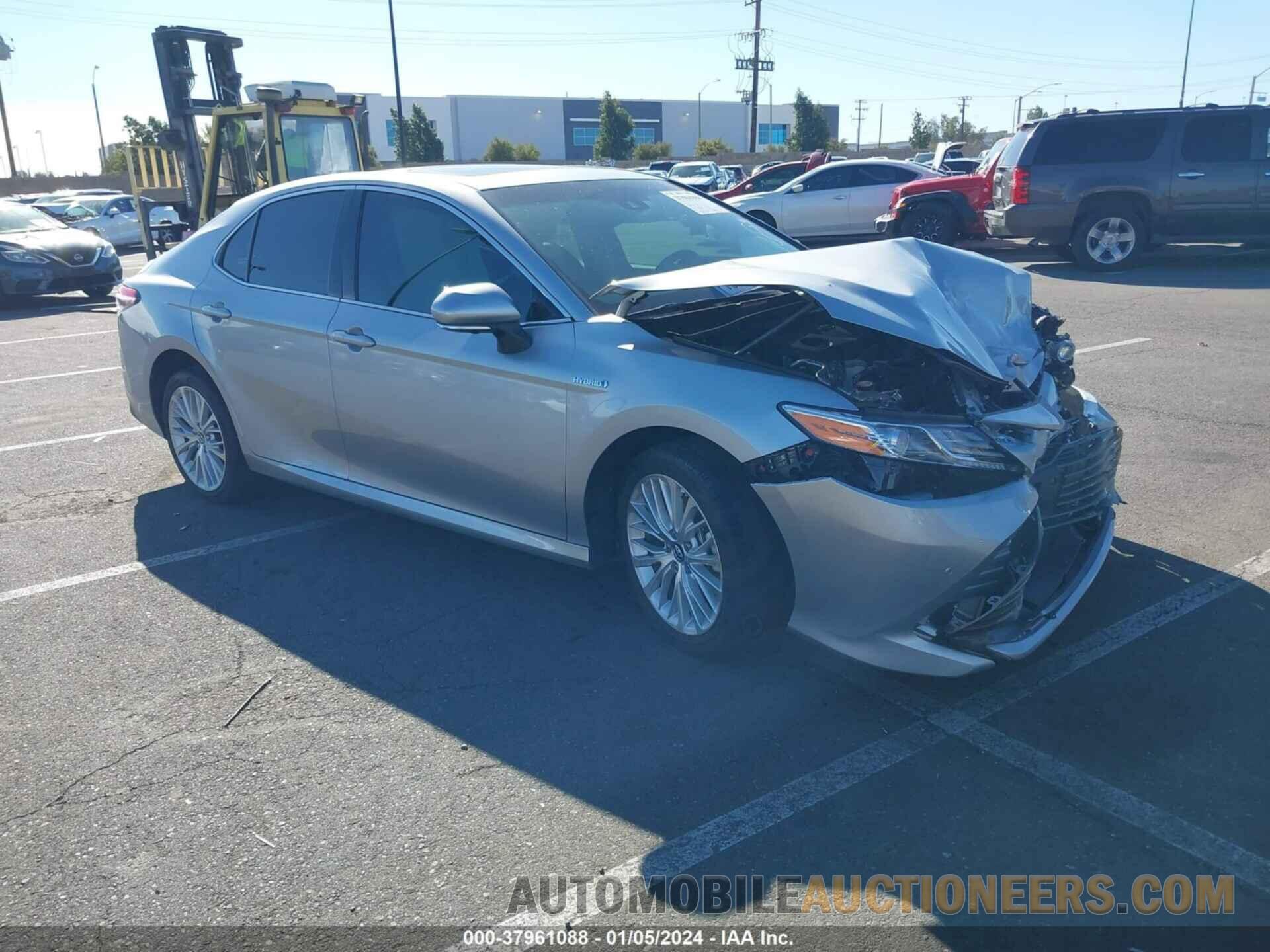 4T1B21HK1JU008810 TOYOTA CAMRY HYBRID 2018