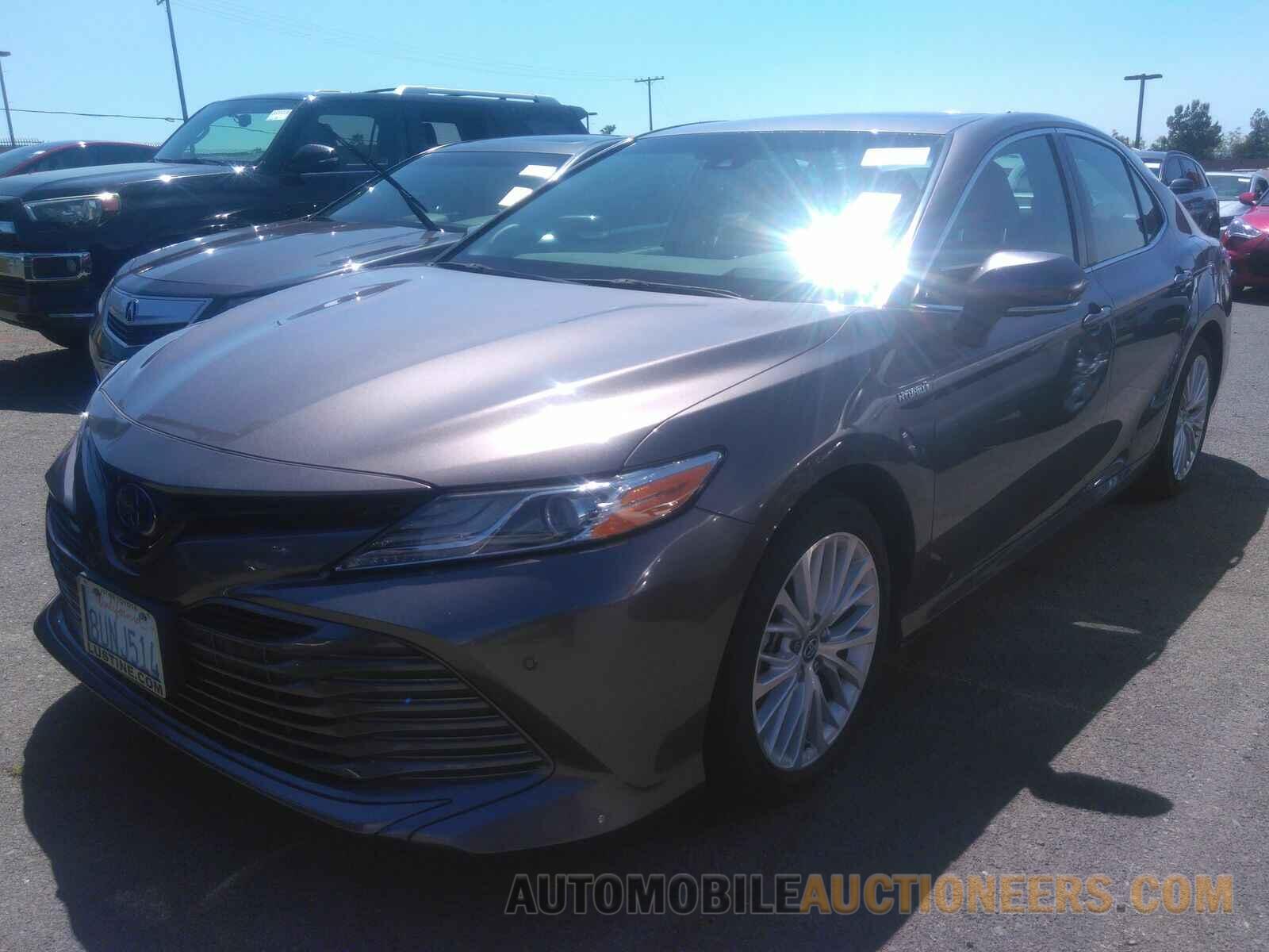 4T1B21HK2JU008623 Toyota Camry Hybrid 2018