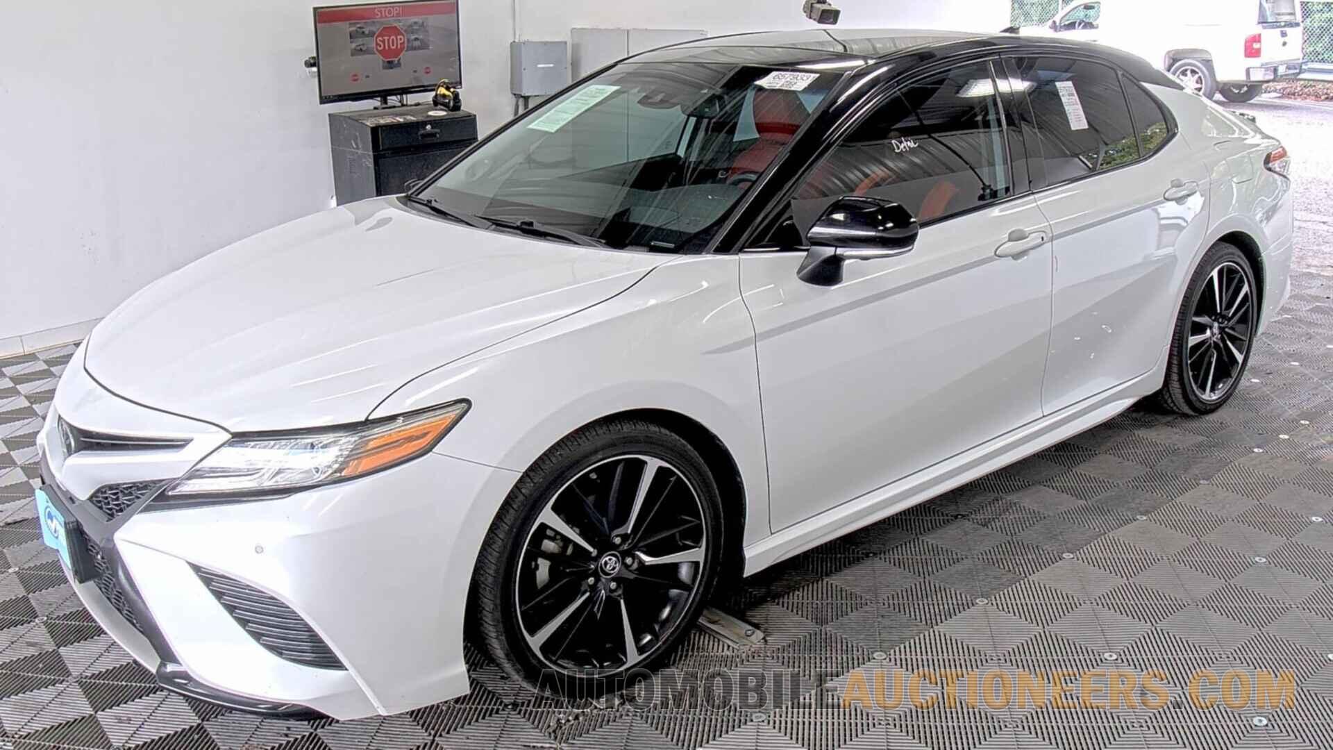 4T1B61HK3KU270446 Toyota Camry 2019