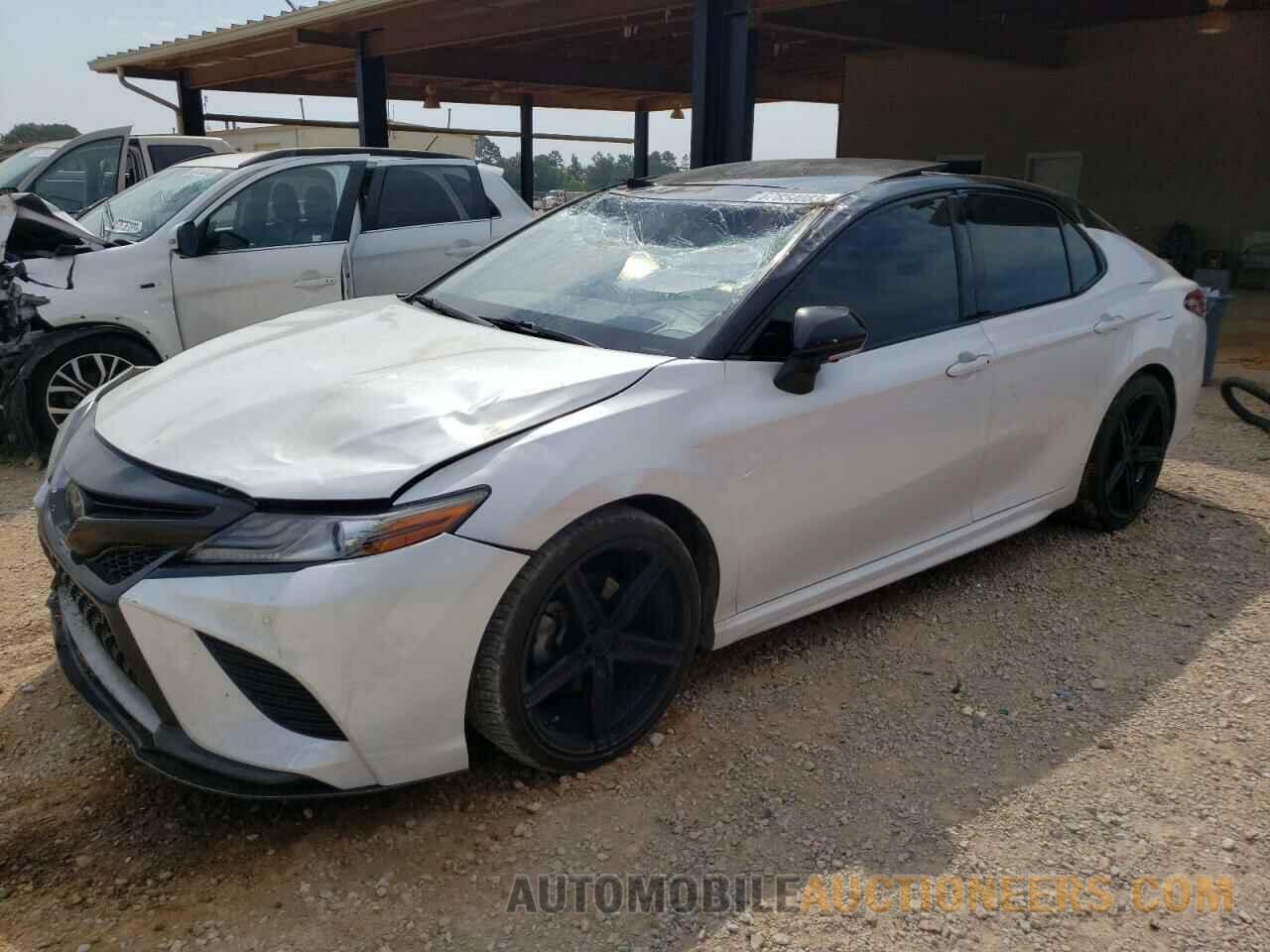 4T1BZ1HK0JU011810 TOYOTA CAMRY 2018