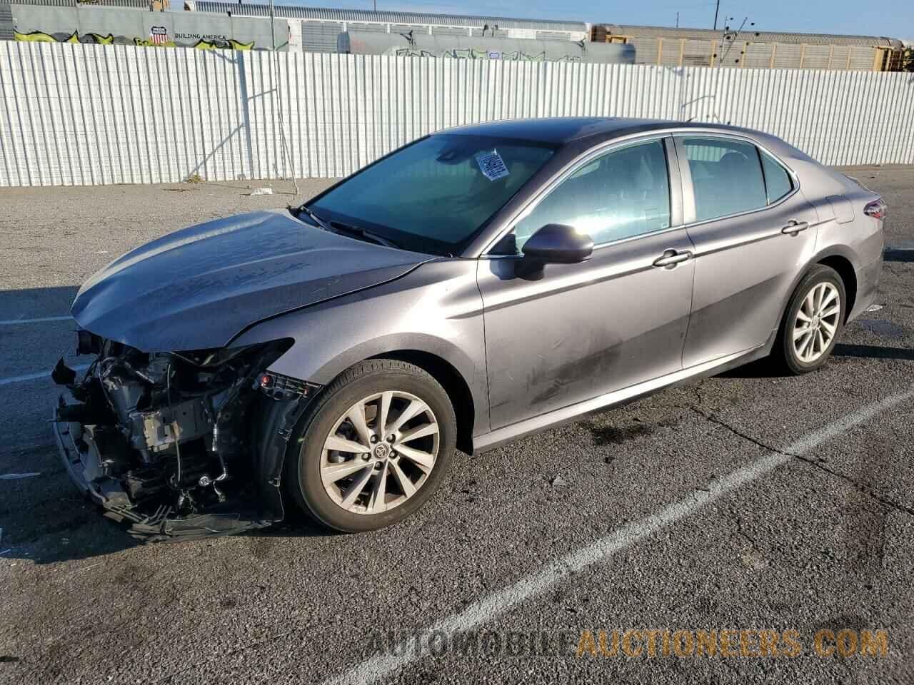 4T1C11AK1NU621565 TOYOTA CAMRY 2022