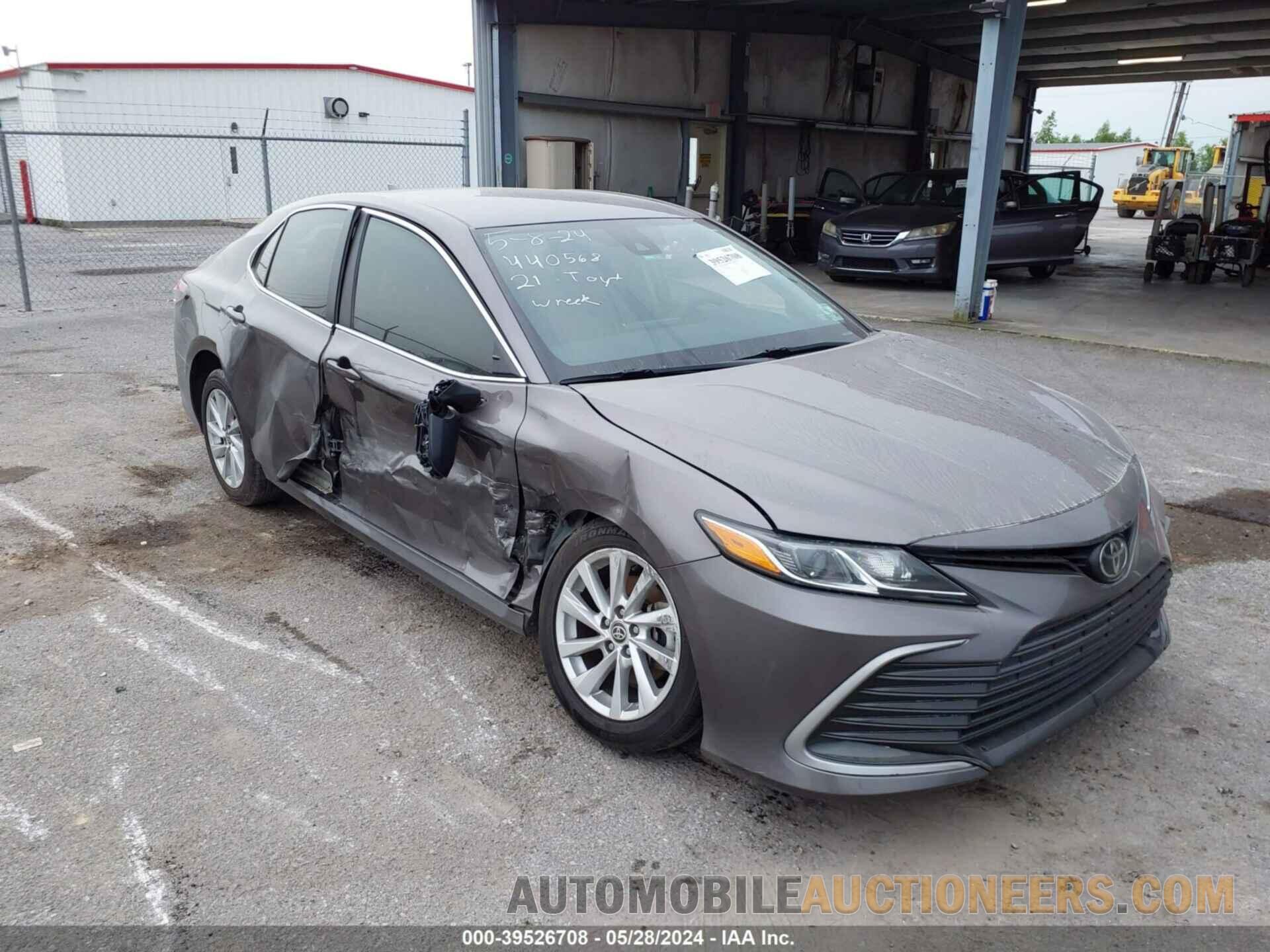 4T1C11AK2MU440568 TOYOTA CAMRY 2021