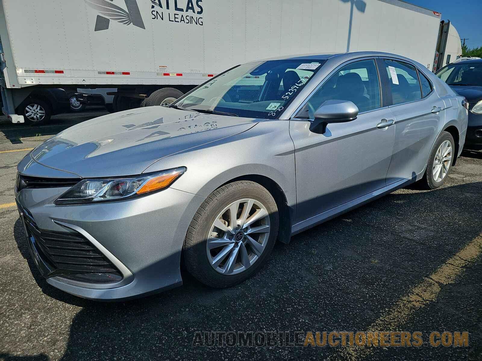 4T1C11AK2MU538256 Toyota Camry 2021