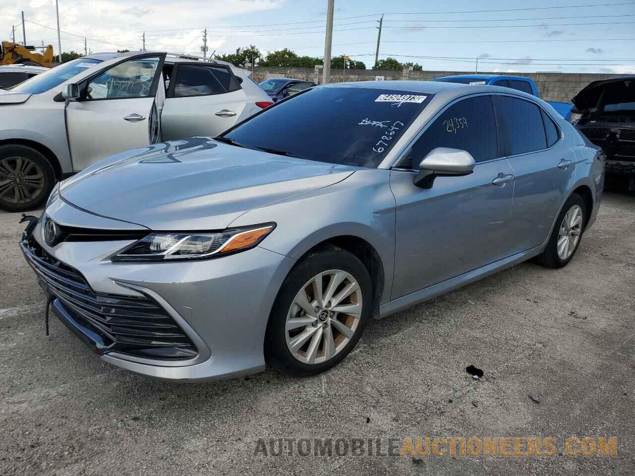 4T1C11AK2NU678647 TOYOTA CAMRY 2022