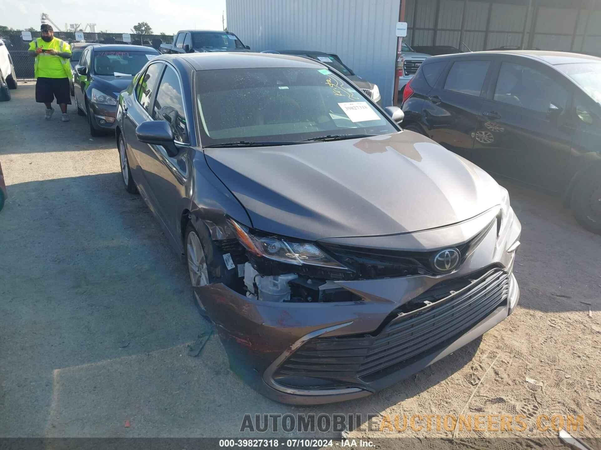 4T1C11AK5NU661082 TOYOTA CAMRY 2022