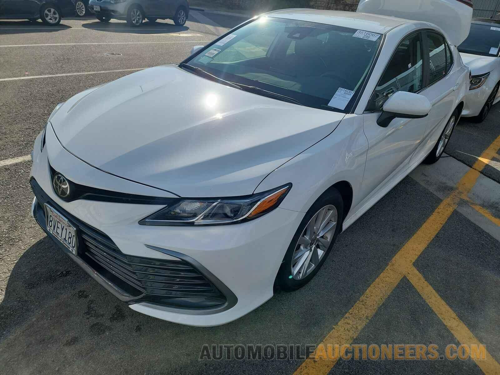 4T1C11AK6MU561328 Toyota Camry 2021