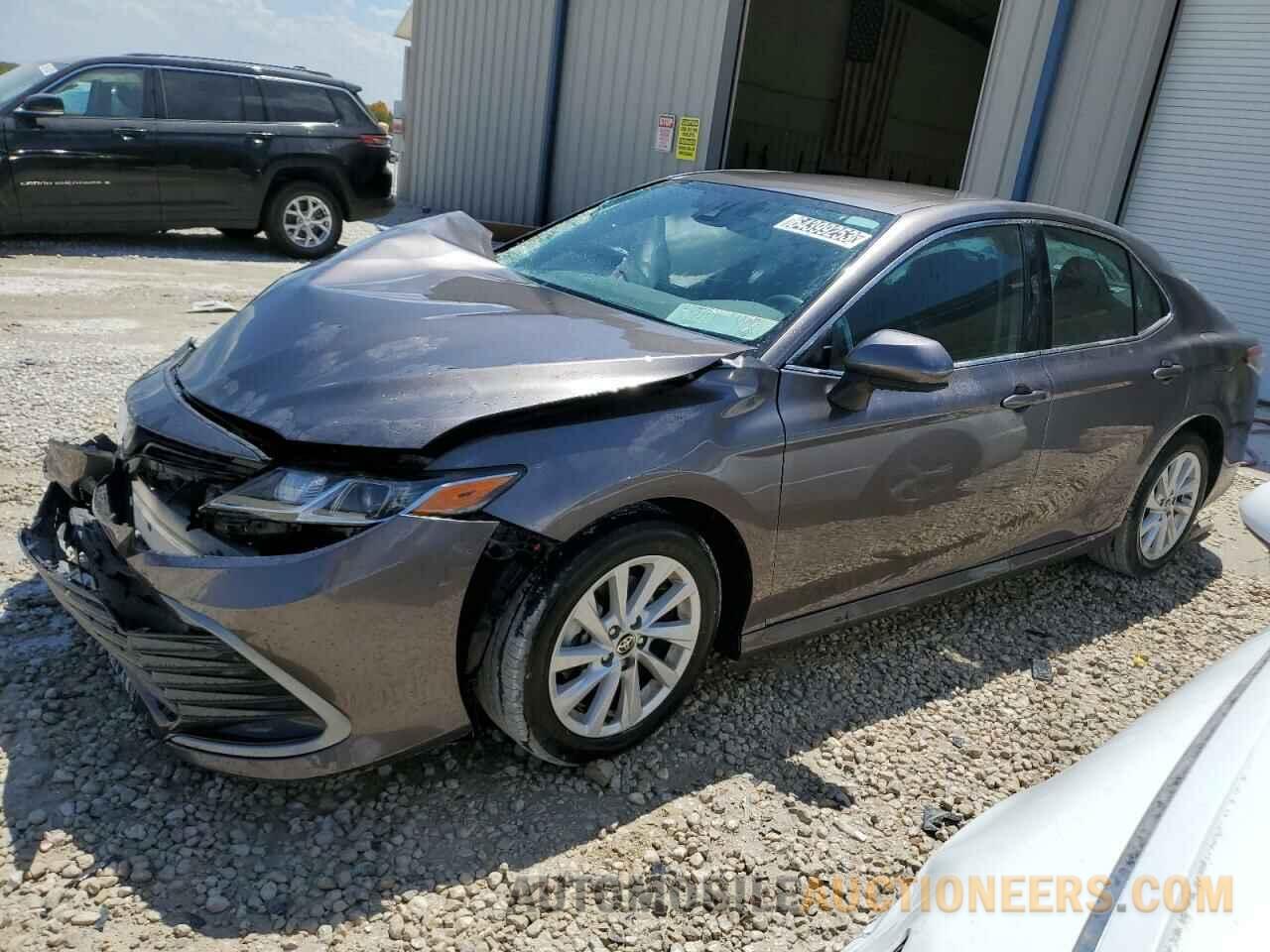 4T1C11AK6NU666940 TOYOTA CAMRY 2022