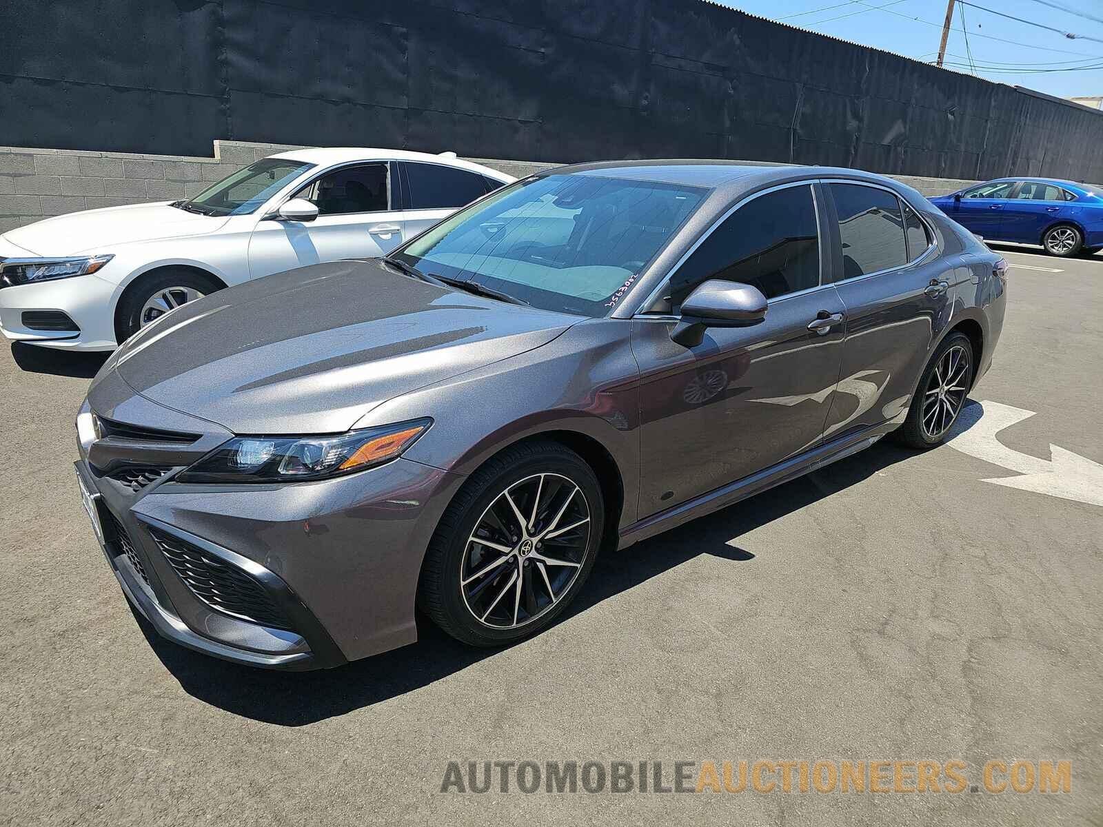 4T1G11AK0MU558006 Toyota Camry 2021